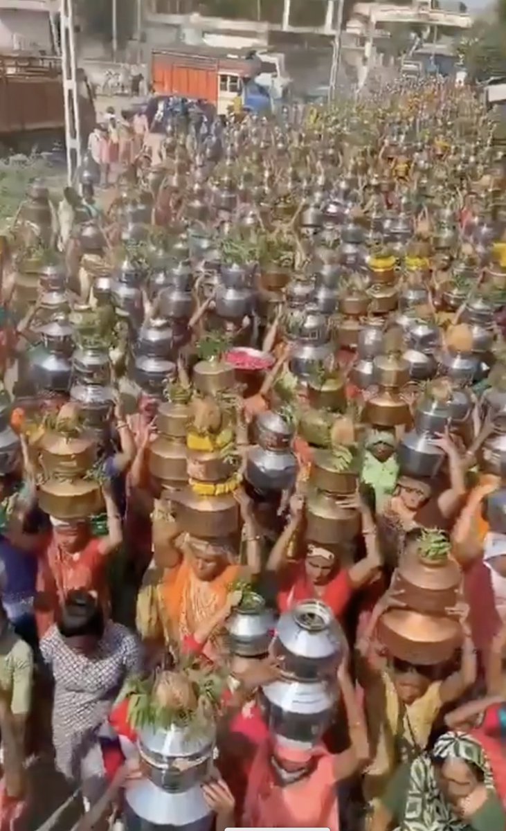 Mass Offering of water at a temple to get rid of Covid-19 at Sanand, Gujarat today. Is there anyone who believes in science in the country? 
#COVID19India
