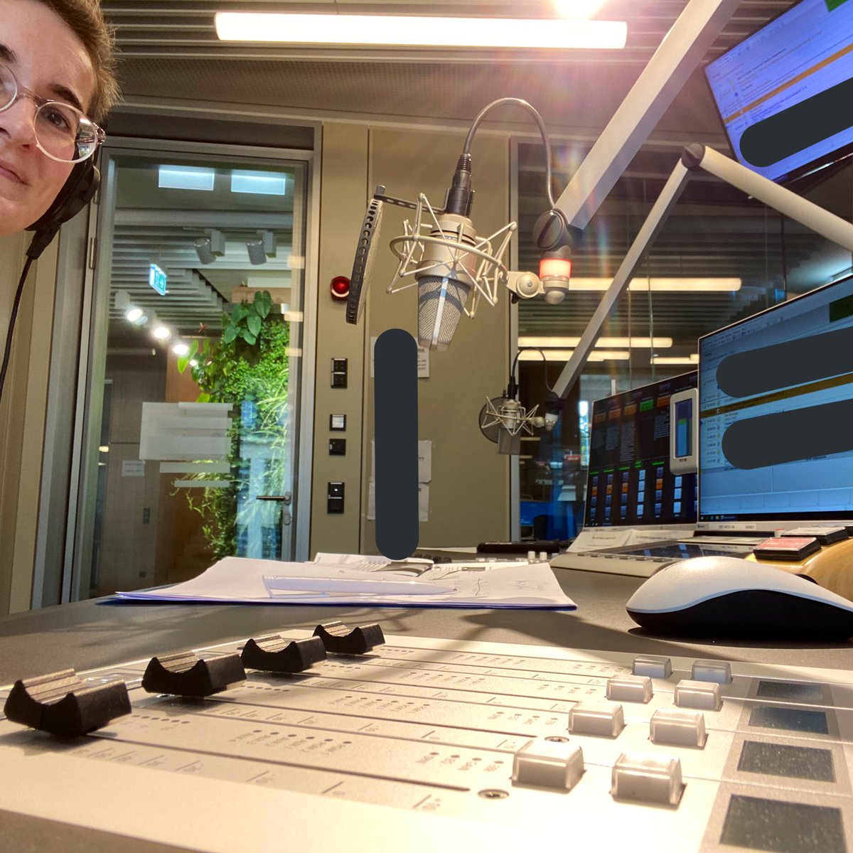 PreislerKa's tweet photo. Radio🎧! Morgen #Grundrechte 
Art. 3 des GG verbietet die Gleichbehandlung von wesentlich Ungleichen. Sind Menschen gegen #Corona geimpft, unterscheiden sie sich von ungeimpften. 🎤“Echt jetzt? - Überzeug' mich in 18 Minuten" mit Sara Bhatti im Streitgespräch mit👇🏼. Link folgt. https://t.co/2hVZjg7ICG