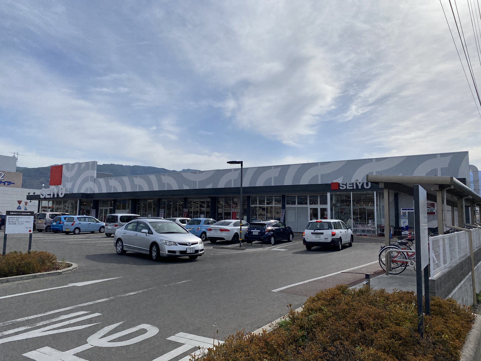 アシマネ Rt West 西友元町店 松本市街の東側 女鳥羽川を渡った辺りに立地 15年に建て替えを行い建物は新しい キャッシュレスレジやコーヒーサーバーなども導入 ケーヨーデイツーも出店するオープンモール内の店舗で モール名は 東 松本
