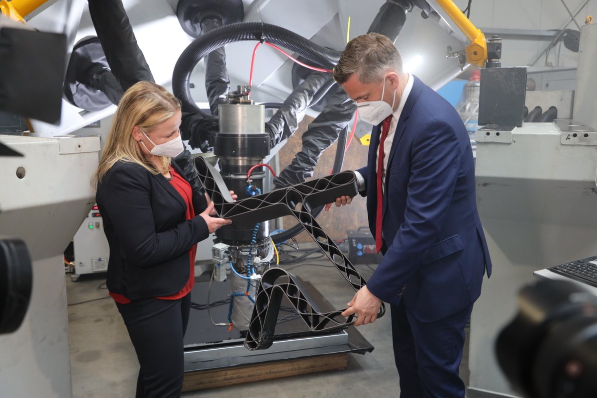 SMWA_SN's tweet photo. 🇪🇺In #Hartmannsdorf besichtigt @MartinDulig den international aufgestellten Werkzeugmaschinenbauer #METROM, der gemeinsam mit dem Fraunhofer-Institut für Werkzeugmaschinen (@Fraunhofer_IWU) in #Chemnitz ein spezielles 3D-Druckverfahren entwickelt hat.
ℹ️ https://t.co/nkR2WS4pbP https://t.co/dtFCdDUanE