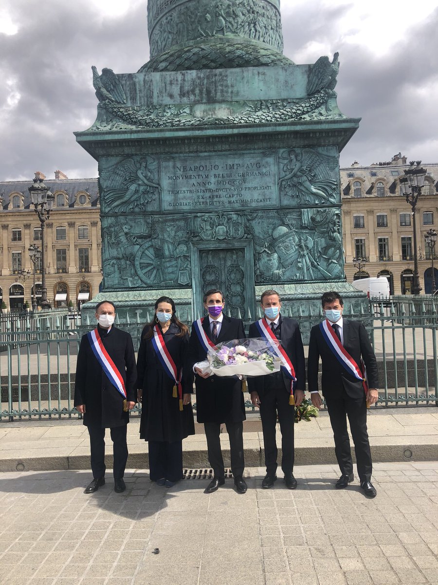 Heureux de partager cette commémoration avec <a href="/JulienAubert84/">Julien Aubert</a> et des sénateurs courageux devant la colonne Vendôme. Cessons de déconstruire l’Histoire de France : enseignons-la et célébrons-la
