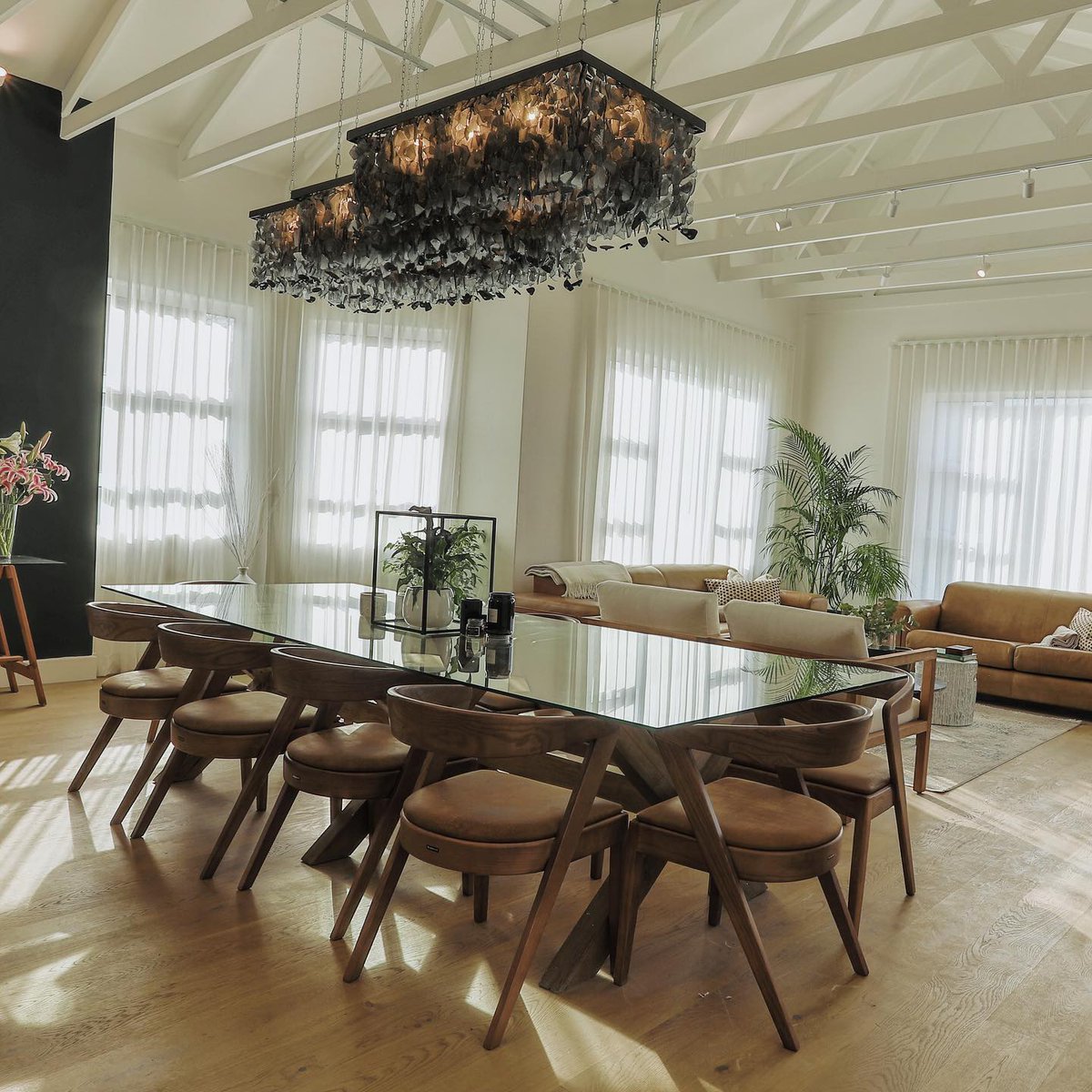 The release of our Kariba Chair was met with great enthusiasm from interior designers👌.
Pictured here is an installation by the talented Tana Jovic Interior Design. 
We would also like to congratulate Stephen Pikus Design on lighting up the space - bit.ly/3eSEqKd