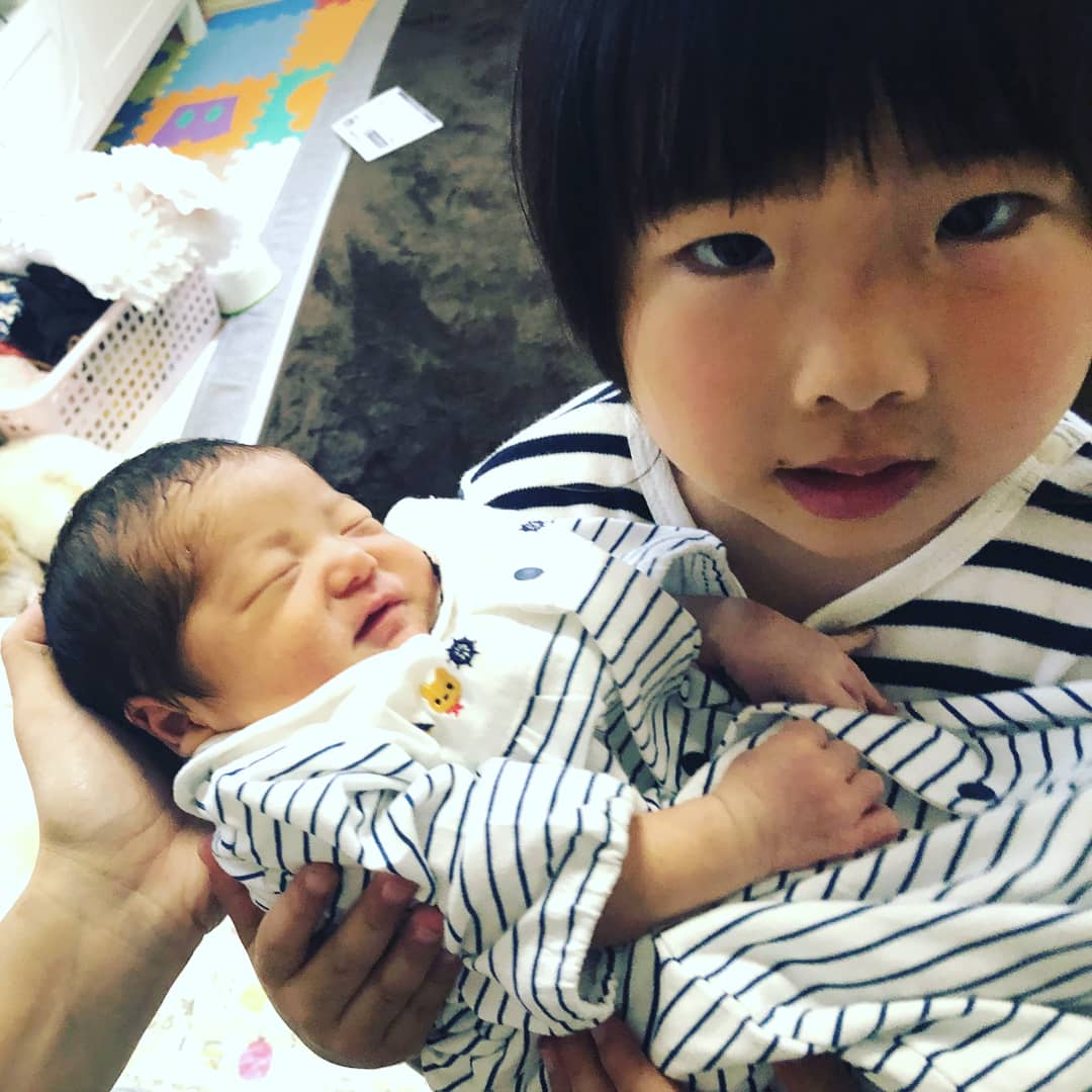 永里亜紗乃 Asano Nagasato こどもの日ですね 先日 予定日よりだいぶ早く早産で息子ちゃんが産まれました 母子ともに健康で 母はダイエット 子は体重増加に日々励んでおります 色々なことはまたblogに書き綴りたいと思います ご報告までに 第