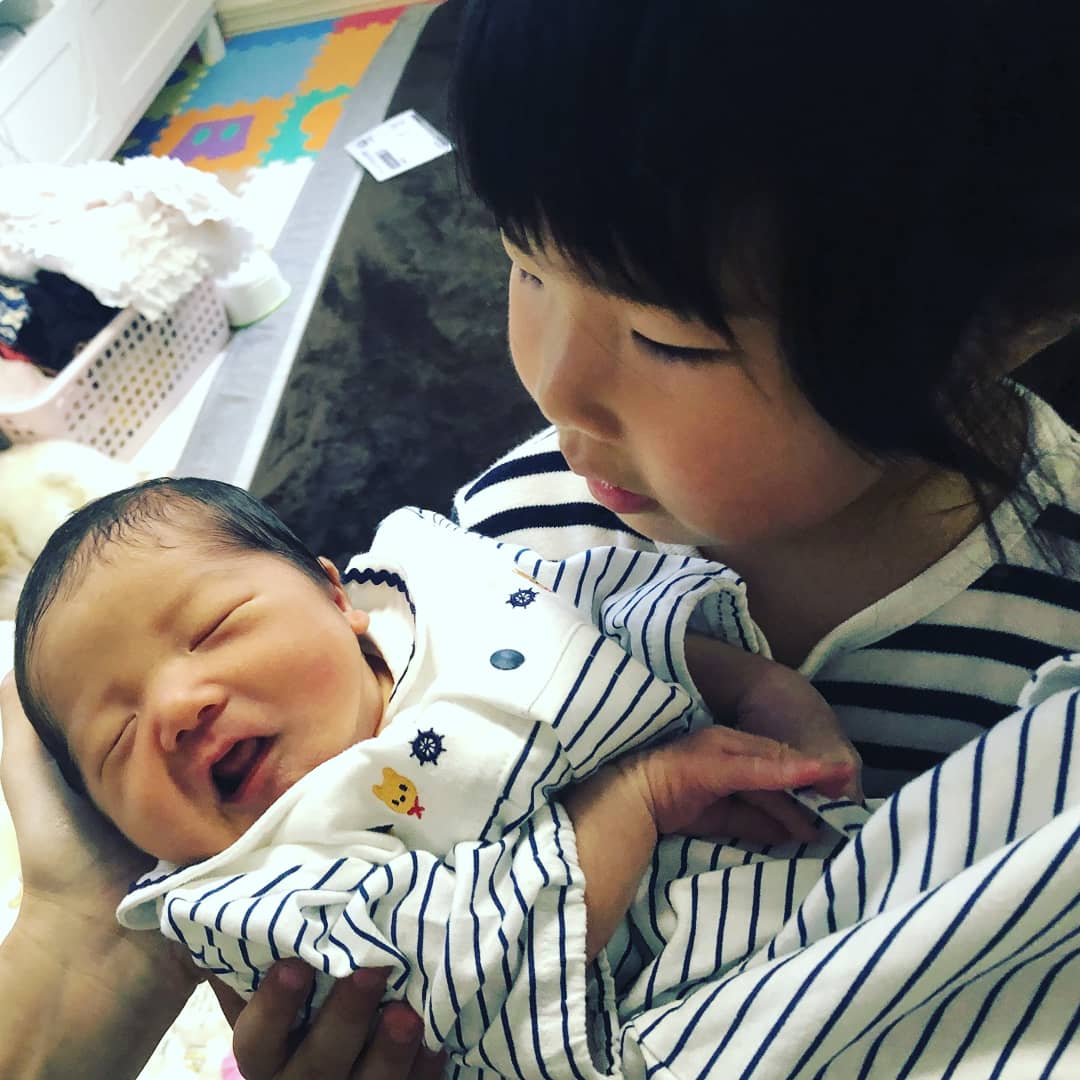 永里亜紗乃 Asano Nagasato こどもの日ですね 先日 予定日よりだいぶ早く早産で息子ちゃんが産まれました 母子ともに健康で 母はダイエット 子は体重増加に日々励んでおります 色々なことはまたblogに書き綴りたいと思います ご報告までに 第