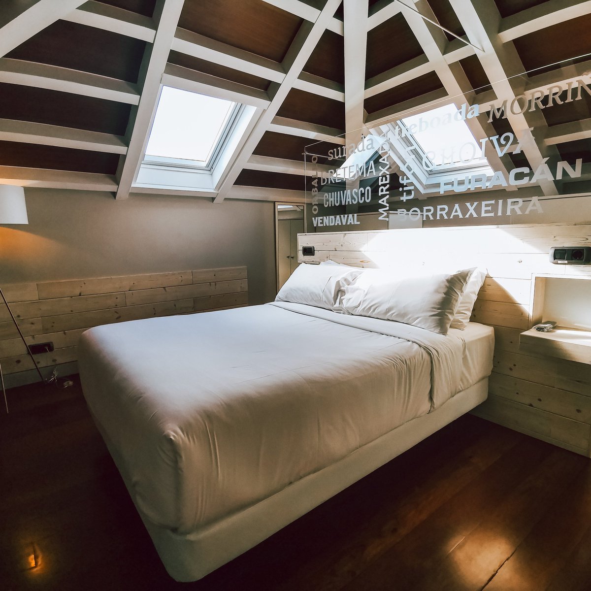 En esas noches de temporales gallegos podrás sentir de manera segura y confortable, el feroz viento del “NORDÉS” en nuestra habitación “Dos ventos” será una experiencia #unica e #inolvidable
¡Haz ya tu reserva!