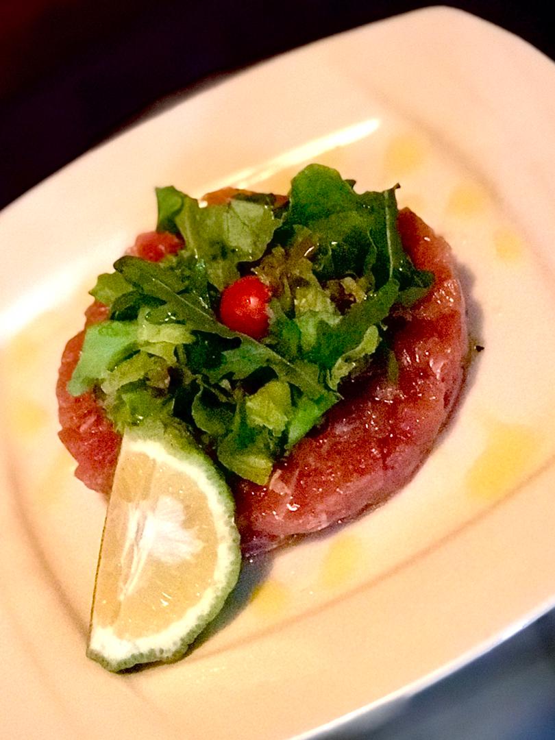 Ce tartare de thon rouge au gingembre et citron vert ne pourra pas vous laisser indifférent Visage clignotantdepechez vous de venir le déguster nos suggestions changent demain!
#bojrestaurant
