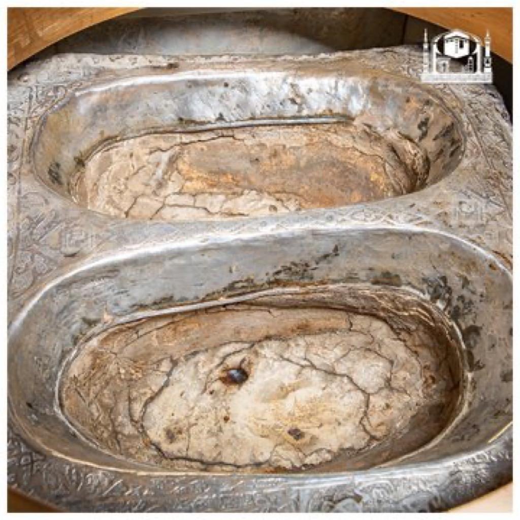 HamidMirPAK's tweet photo. Saudi Arabia released (never seen before)detailed images of the Maqam e Ibrahim, in Mecca’s Grand Mosque.This is the stone that bears the imprint of where the Prophet Ibrahim stood while building Kaaba.
Location: In front of the Kaaba Gate, 
10-11 meters east of the Kaaba https://t.co/1uXquy4AGE