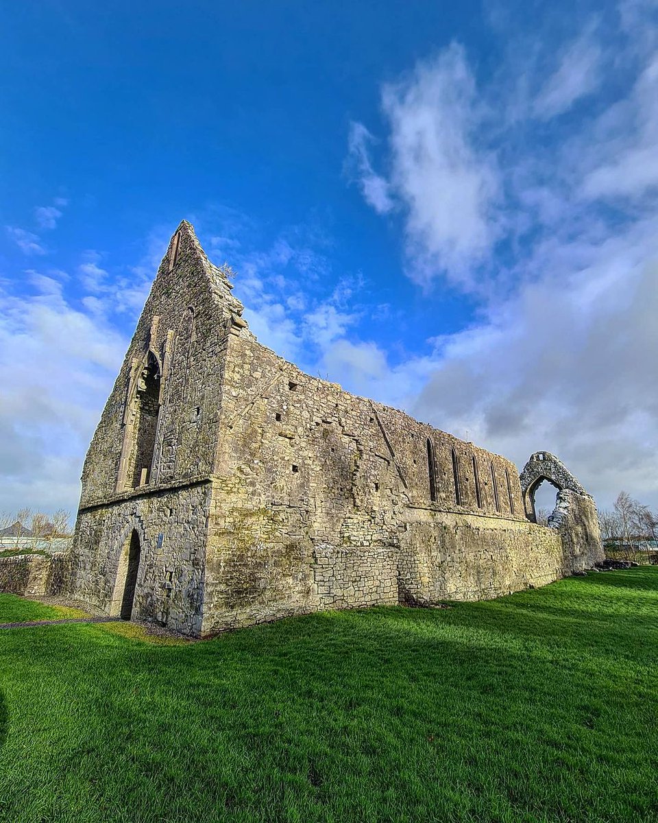 We can't wait to walk among these old stone walls soon #WhenWeTravelAgain ⛪️ Founded over 750 years ago by the King of Connacht, Roscommon Abbey contains many treasures to this day. Take a look around… 👀 

#IrelandsHiddenHeartlands
📸 magdainireland7 [IG]