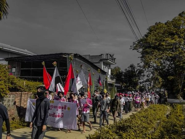 A group of people marched on the streets to join the "Reject Military's Slavery Education System" strike seen today in #Dawei on May 5.

#WhatsHappeningInMyanmar
#May5Coup 
#MilkTeaAlliance