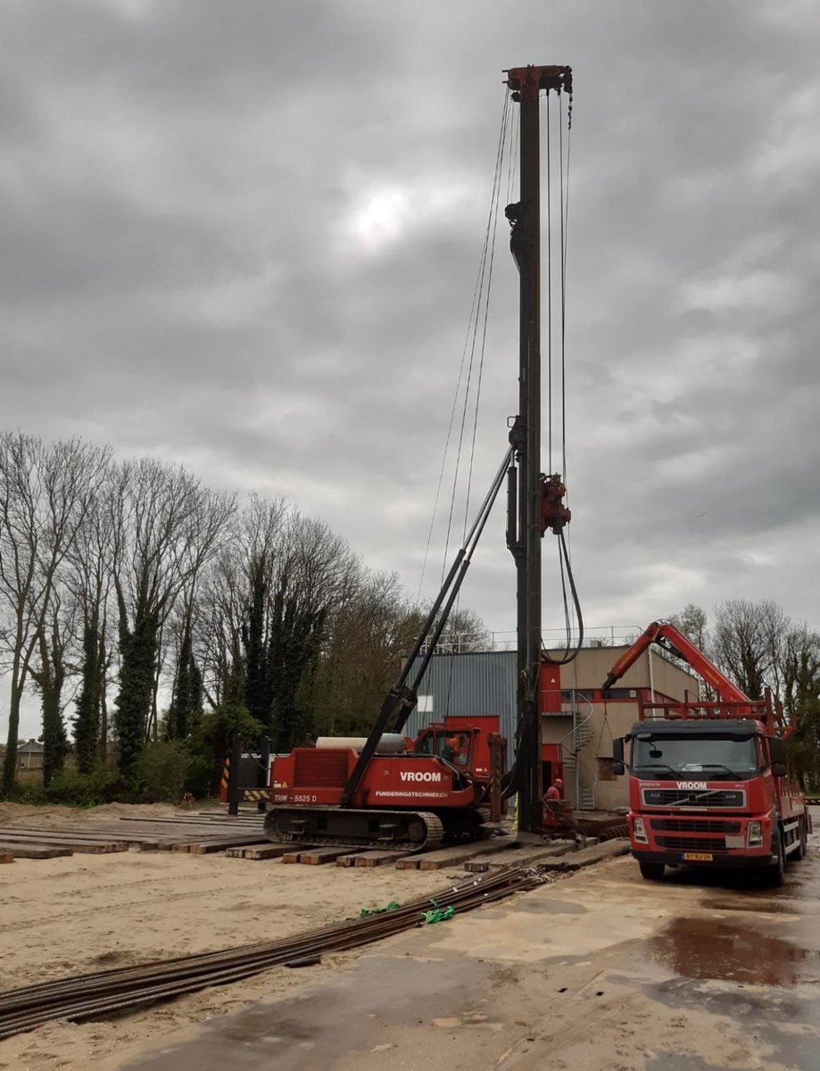 Wij hebben onlangs opdracht gekregen voor het heiklaar maken, drooghouden, zetten van tijdelijke grondkeringen en het ontgraven van de bouwput voor een nieuw 50KV station in Sassenheim. vangeemen.nl/actueel/onder-…