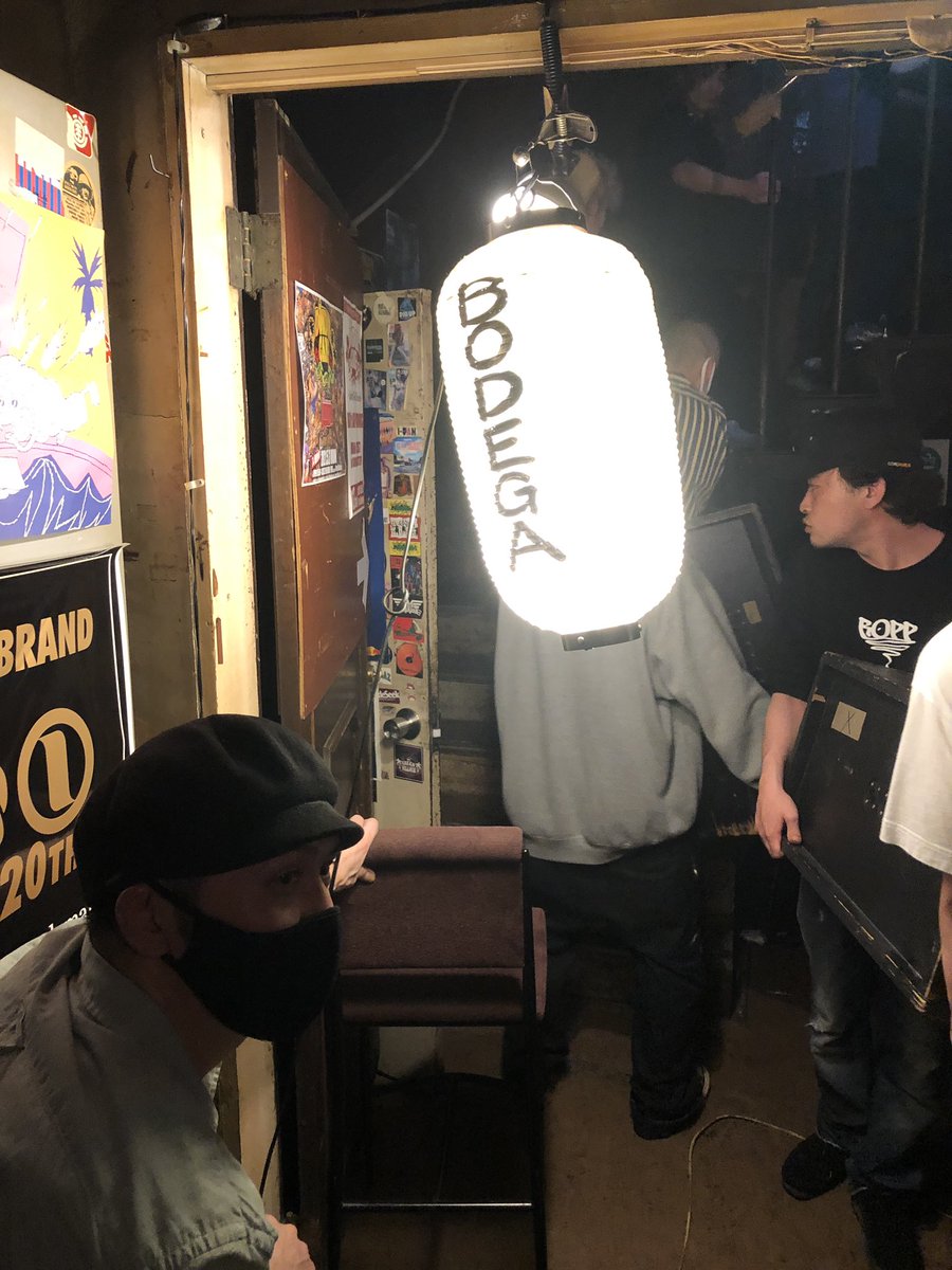 EAZZYREDTIGER's tweet photo. 一言で語り尽くせない想いが駆け巡る。
あっちこっちから色んな奴等が来てて、あったかい言葉をくれた。

オレにとっても最高な場所だった、特別な場所だったんだと、再確認できてホッとしたよ。

最後に労いと感謝を。
お疲れさま。そして、有難う。
#exbodega https://t.co/sDKLIEBXaB