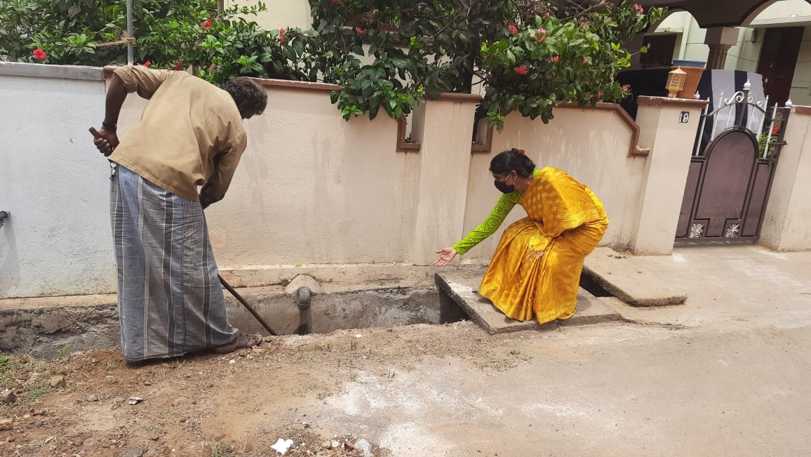 GayathriState's tweet photo. கோவை சாயிபாபா காலனியில் உள்ள கிருஷ்ணம்மாள் சாலையில் கழிவு நீர் வடிகால் சுத்திகரிப்பு மற்றும் குப்பை கழிவுகளை அகற்றி தூய்மையான கோவையை உருவாக்கும் பணியில் நமது மாநில செயலாளர் காயத்ரி வெங்கடாசலம் அவர்கள்

வி.காயத்ரி வெங்கடாசலம்

#ragulganthi
#TNCC
#AICC
#ks.Alagiri https://t.co/C6SBdQfIS0