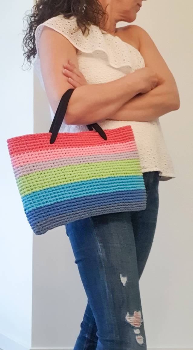 yolvr76's tweet photo. Quiero compartir lo último que he añadido a mi tienda de #etsy: Bolso de muñeca tejido a crochet para mujer #arcoiris #bohoyhippy #bolsoconasas #bolsodetemporada #bolsomulticolor #bolsodeverano https://t.co/UIKbVBkikj https://t.co/zOvmRkE7PY