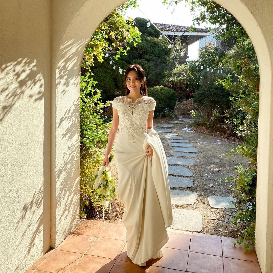 sweettmochiii's tweet photo. Happy wedding mejiwo eonni 🥰💜
#jiwo
#jiwoo
#happyweeding https://t.co/J16eHeeTT3