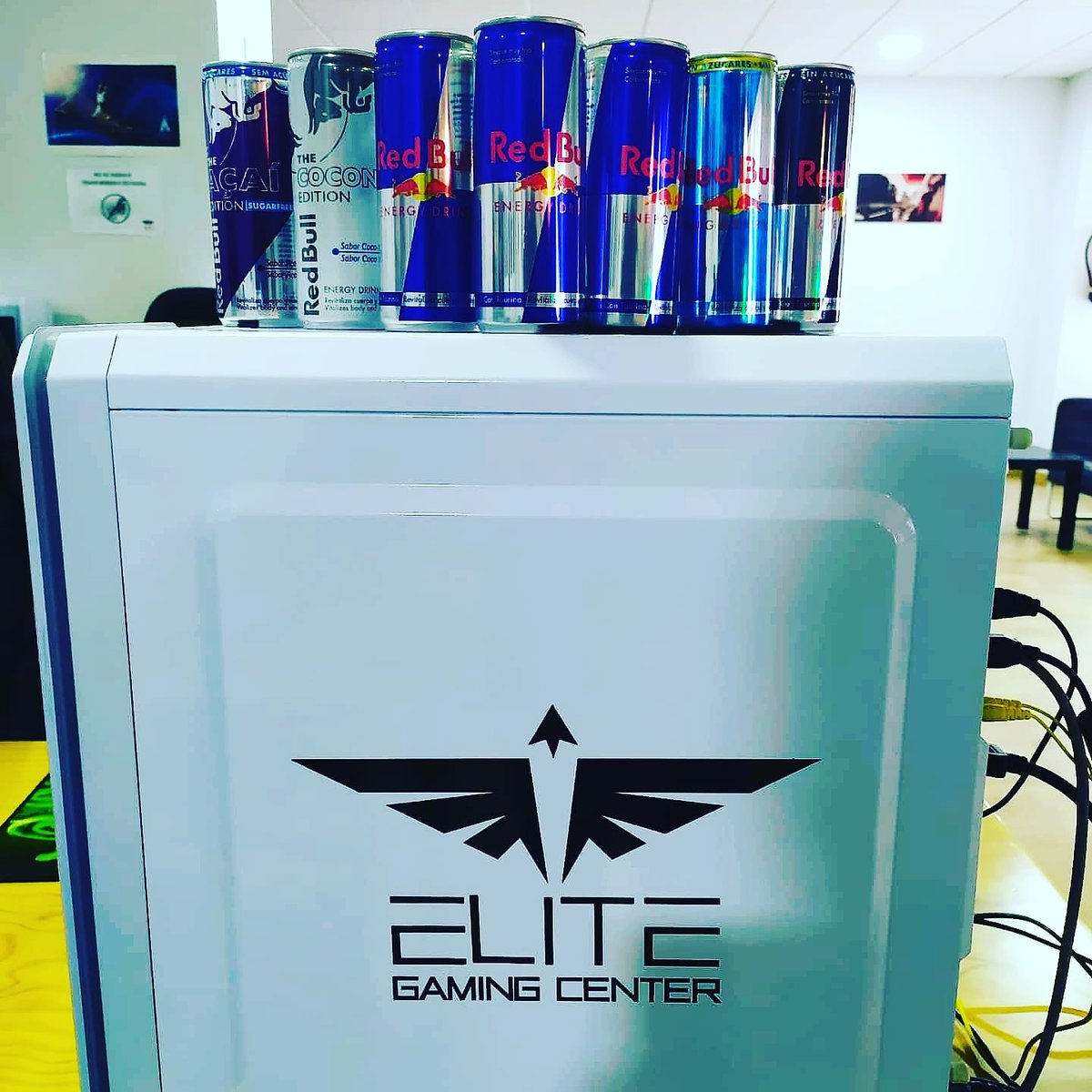 Elite_Granada's tweet photo. Día de #EliteGranada y @redbullesp ? Por supuesto!
Ven y recarga tu bono de 10 euros y llévate un redbull completamente gratis!! 
Estamos abiertos de lunes a domingo de 12:00 a 21:00! #AltoRendimiento https://t.co/53tG3QwrTL