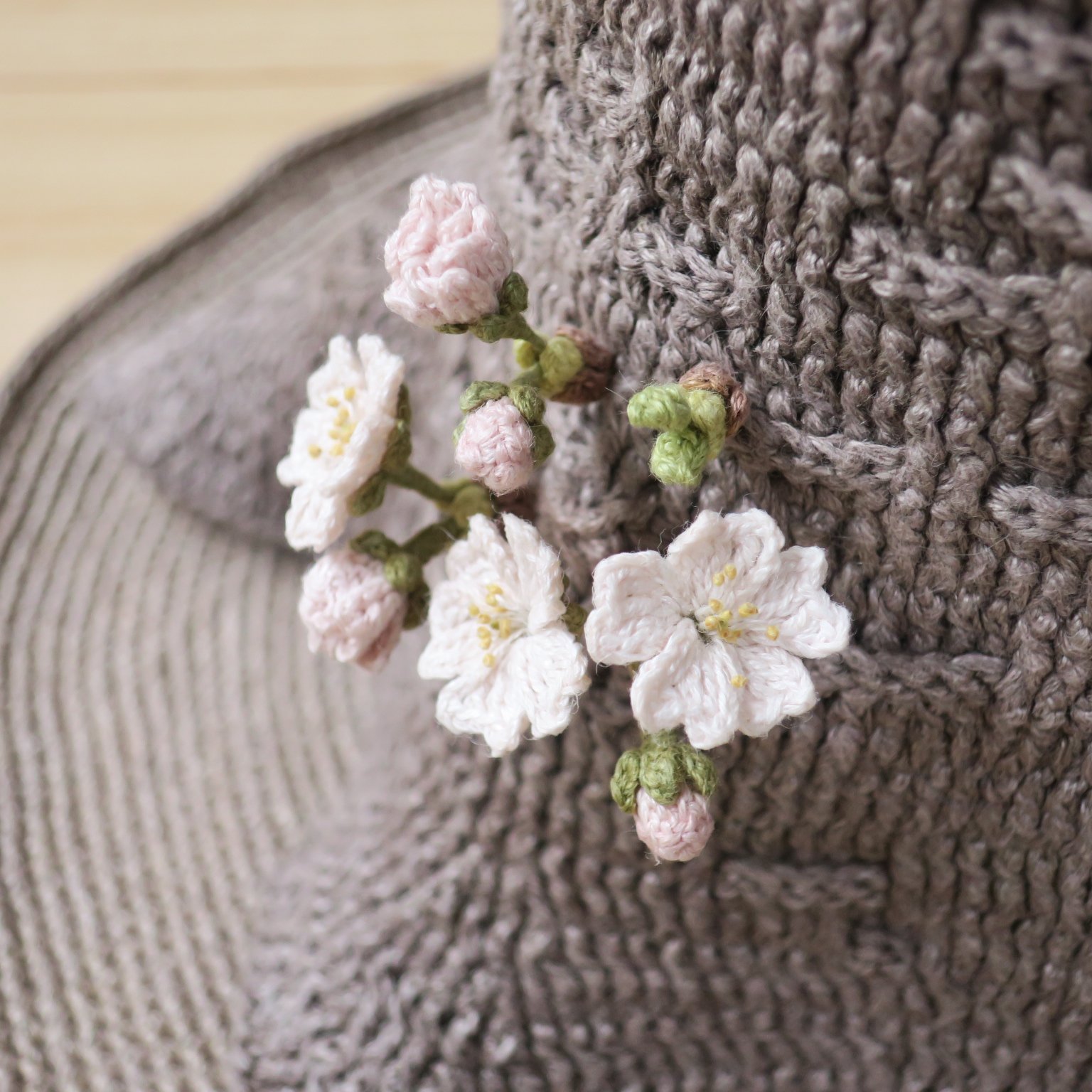 ｃｈｉ ｃｈｉ 枯れ木に花が咲きました ﾟ ﾟ 幹に直接花がつく 胴吹桜です 木が古くなって枝葉の先まで栄養が行き渡らなくなると 途中で放っておかれていた休眠芽が復活して芽吹きだします ごつごつした樹皮と繊細な花の対比が好きで いつか作り