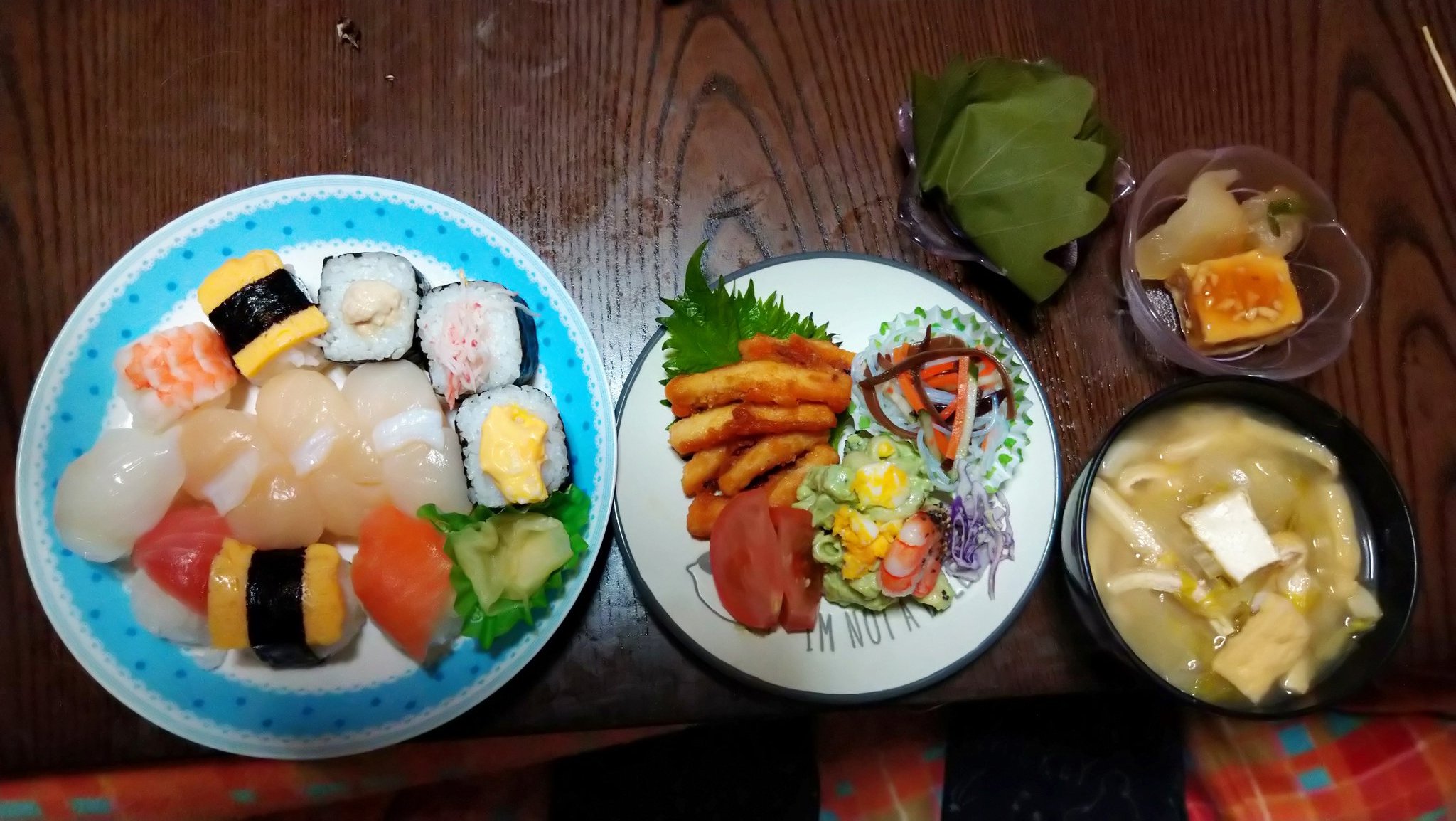 あんこ こんばんは 今日もお疲れ様です 朝ごはんから 麻婆茄子丼 味噌汁 ベリーヨーグルト 今日はこどもの日 なので 手まり寿司 イカ唐揚げ きくらげ酢の物 アボカドマカロニサラダ 冬瓜厚揚げ煮 味噌汁 トマト 柏餅 です T Co