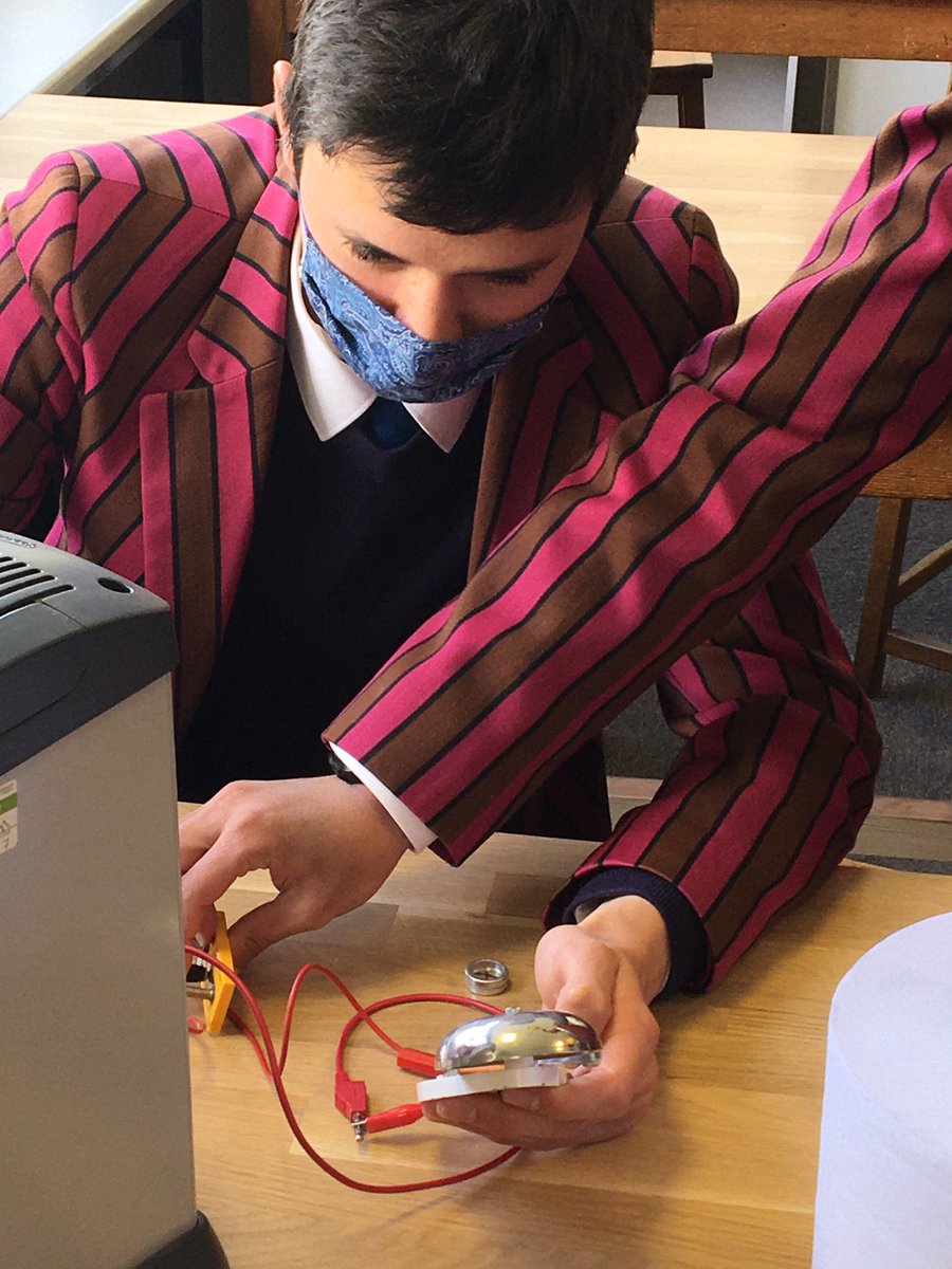 PhysicsatFettes's tweet photo. Electromagnetism with 4th form and a chance to get some toys out for revision. #handsonscience https://t.co/7RNQZ83ipQ