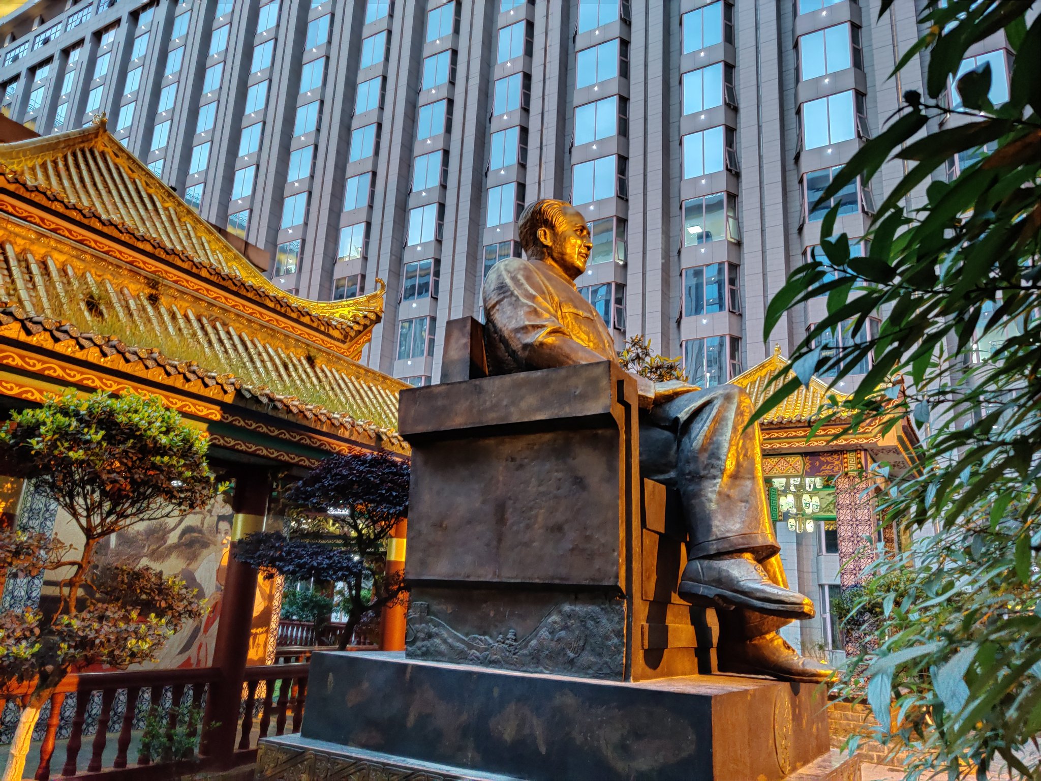 Peterlv 孔子和毛泽东同坐 包拯与弥勒隔壁 电梯门口循环播放着 精忠报国 黄志明把这里称作 文化大观园 我像刘姥姥那般见了大世面 让我开眼界的不是这奇奇怪怪的古建广场 而是黄老板这位有趣的灵魂 T Co Mgyxtemfil Twitter
