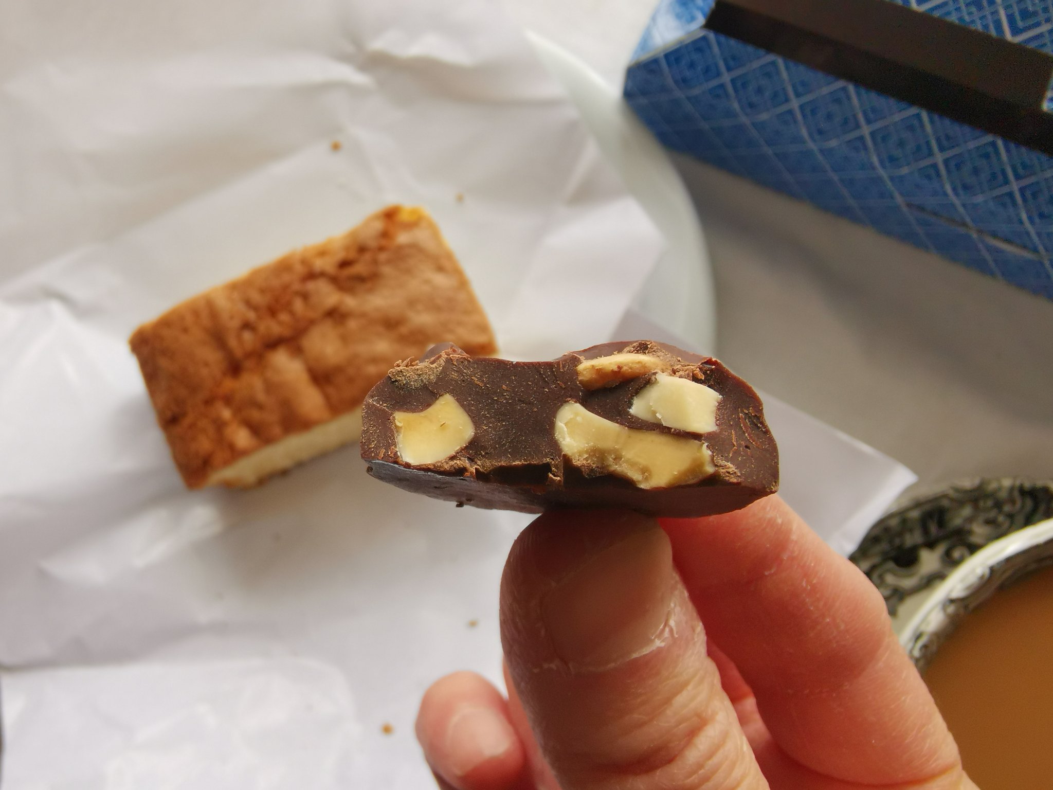 Hiroko Miyamoto チーズ屋に行ったら手作りのスポンジケーキが販売していたので 早速購入 もう包み紙もチーズ用です ふぁふぁで ペロリと食べてしまいました ガリシアのアーモンドチョコも香ばしくて美味しい T Co Ltkxqtzzxy Twitter