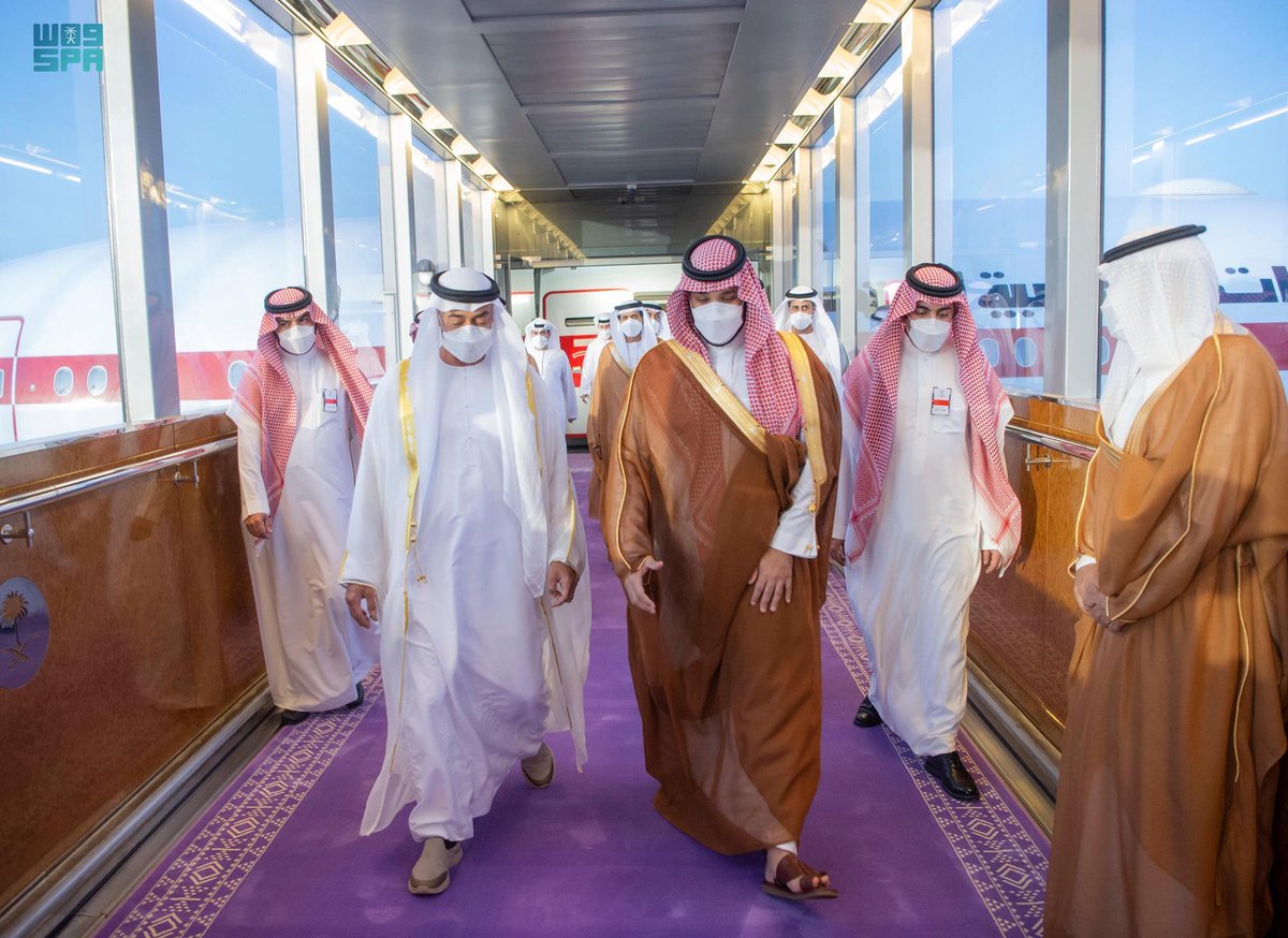 محمد بن سلمان يستقبل محمد بن زايد لدى وصوله مطار الملك عبدالعزيز الدولي في جدة البيان القارئ دائما