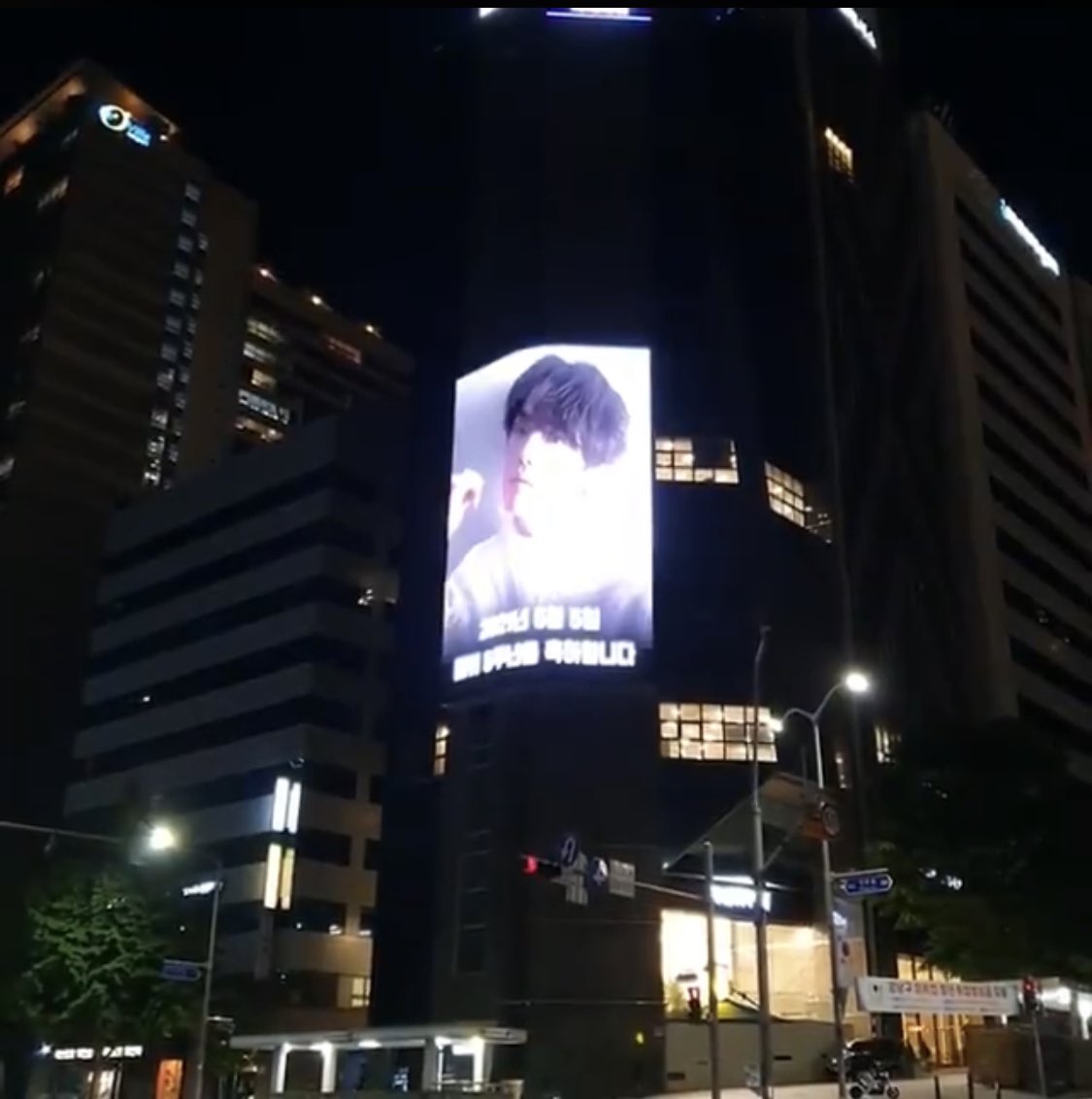 1121_0907's tweet photo. these billboard ads are so damn huge i bet it can be seen even from blocks away &amp; it looked even cooler at night. imagine you're on your way home from a long, exhausting day at work... then you see his face on these huge screens &amp; unknowingly got comforted. 💓 https://t.co/dUSz39p3dL