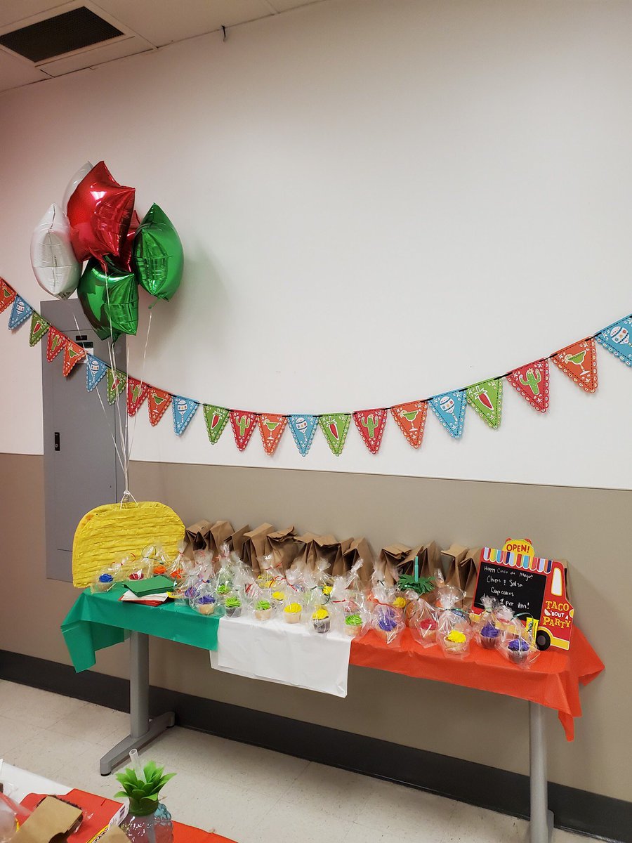 Celebrating Cinco de Mayo with this AMAZING team!!! 🌯 💃 🇲🇽 
<a href="/krishfner1/">Kris</a> <a href="/lkanderson16/">Lauren Anderson</a> @linmwheel <a href="/NikkiJo11/">Nikki Jo</a> 
#Cincodemayo 
#DNI