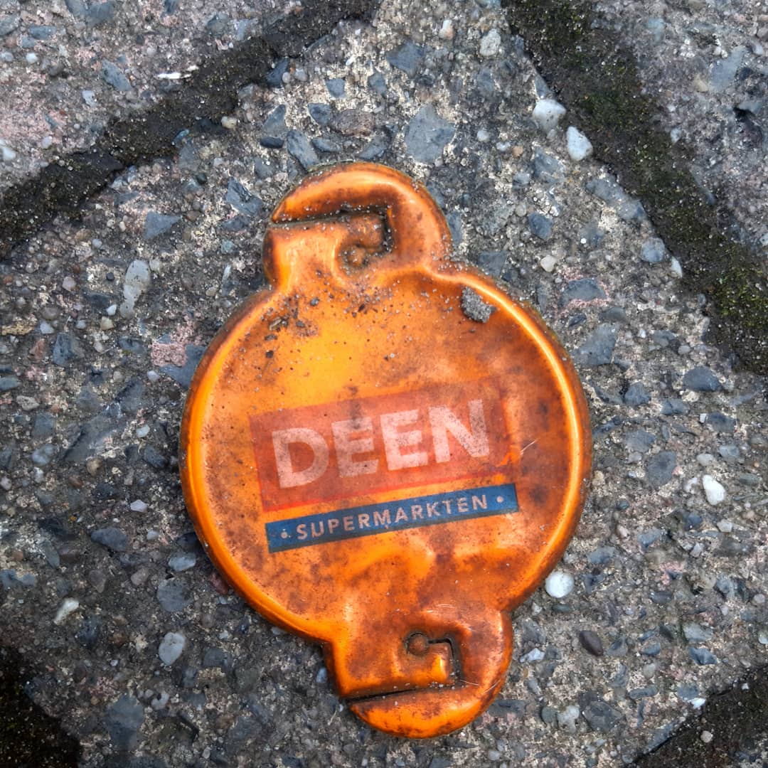 ZwerfieAnnaP's tweet photo. Iemand een idee hoe oud deze #zwerfie is? Afgelopen week gevonden in het dorp. Mijn gevoel is dst je deze reflectoren voor de spaken van je fiets jaaaaren geleden kon sparen. https://t.co/tgkx7ASWMK