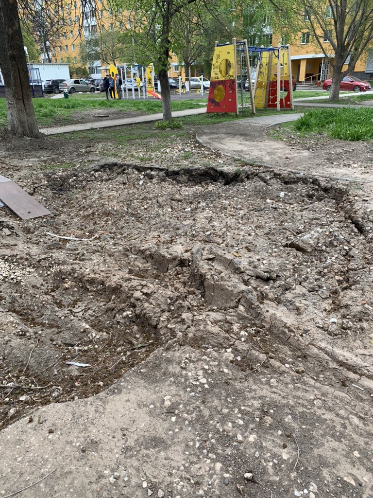 Яма находится во дворе дома по проспекту Кирова между 405 и 407 д. Были проведены работы, яму не заделали. Когда ожидать изменения?   <a href="/PrivPGRU/">ООО УК "Приволжское ПЖРУ"</a> <a href="/D_Azaroff/">Дмитрий Азаров</a> <a href="/E_Lapushkina/">Елена Лапушкина</a>