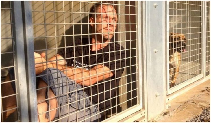 Rémi Gallard comediante francés estuvo enjaulado en una perrera 45 días en soldaridad con los animales enjaulados , durante esos días muchas personas se concientizaron de lo duro y difícil que es permanecer encerrado y sin libertad 
#FinDeLasJaulas 
#NoMásJaulas