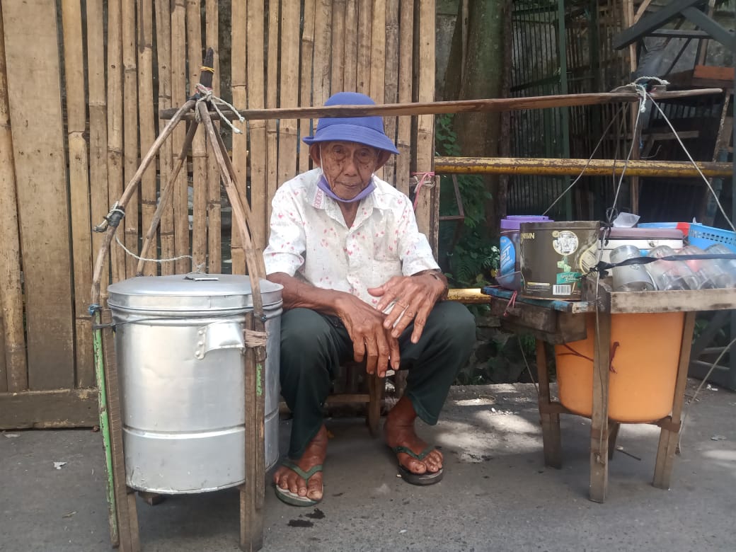 danilauliaputra's tweet image. Usianya 90 tahun, Pakde Mo memanggul dagangannya demi bertahan hidup

Ditengah orang bersuka cita menyambut lebaran, Pakde Mo masih memanggul dagangan cingcaunya menyusuri jalan. Bukan untuk membeli baju lebaran, namun untuk menyambung hidup dan menafkahi keluarganya di kampung.