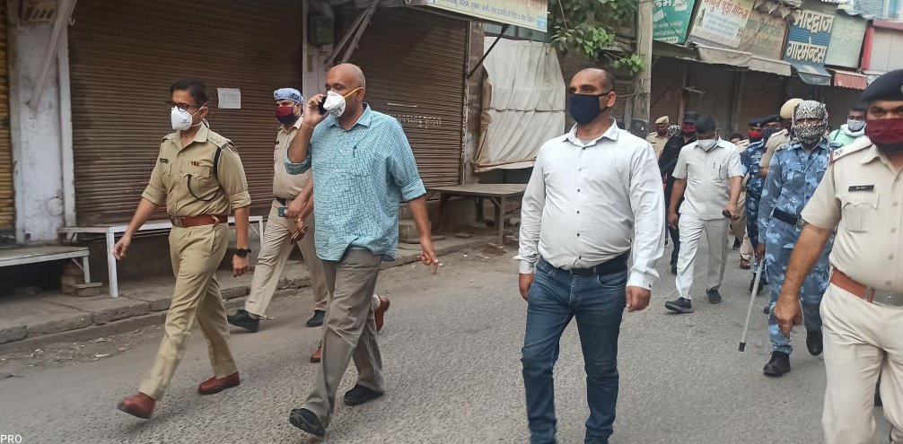 2020News5's tweet photo. डी सी यशेन्द्र सिंह व एस पी अभिषेक जोर���ाल शहर रेवाड़ी में राउंड लेकर लोक डाउन का निरीक्षण करते हुए https://t.co/BlCGZFQQ3h