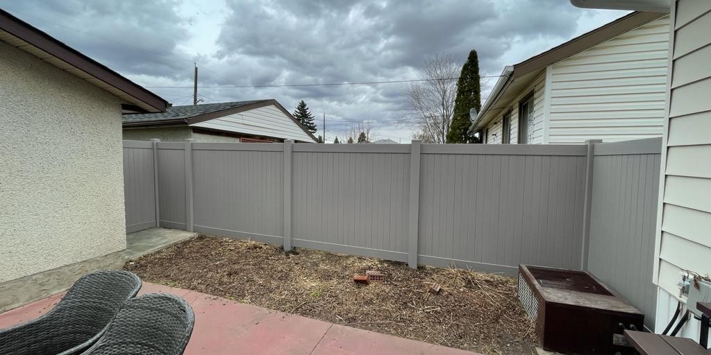 everlastvinyl's tweet photo. And after! The amount of privacy and security will receive from your vinyl fence is unsurpassable. Are you ready to enjoy your backyard to the fullest this May? Connect with our team today at 780-651-1562 to learn how to get on our Spring installation list. https://t.co/oJCBbX9q9J