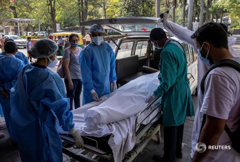 @dansiddiqui Karuna Vadhera, a 74-year-old woman, died in the emergency room, unable to find an ICU bed. Her body, wrapped in a white shroud, is loaded into an ambulance for cremation https://t.co/6sCQDUKIPH