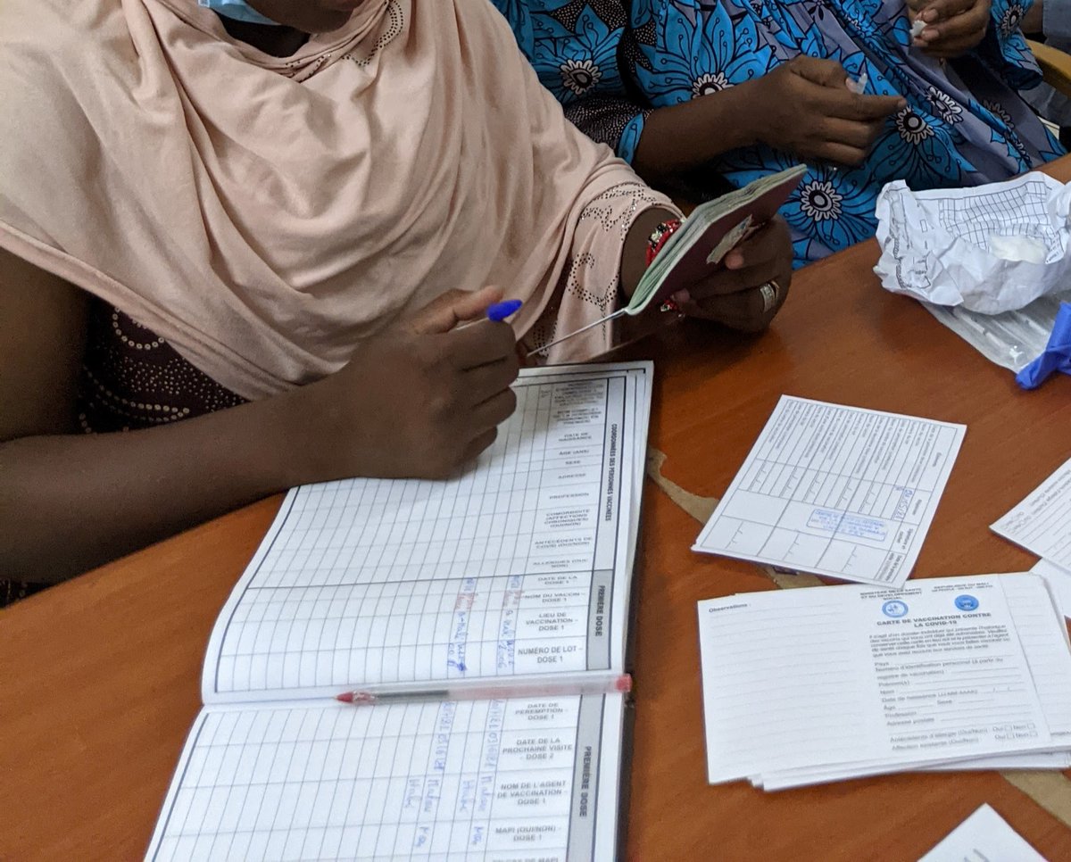 hduiker's tweet photo. In Bamako #Mali komt de plaatselijke GGD bij ons op het kantoor om alle collega's, die willen, te vaccineren tegen COVID19. Alles wordt netjes geregistreerd en je krijgt een vaccinatie bewijs. https://t.co/tZ6fuEWtRu