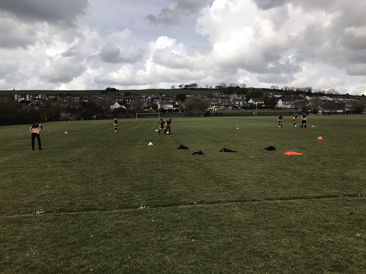 These pupils trained superbly well tonight, taking on board concepts of 1 v 1 development with a focus on escaping pressure. #Extracurricularfootball #HelesPE #Deliberatepractice