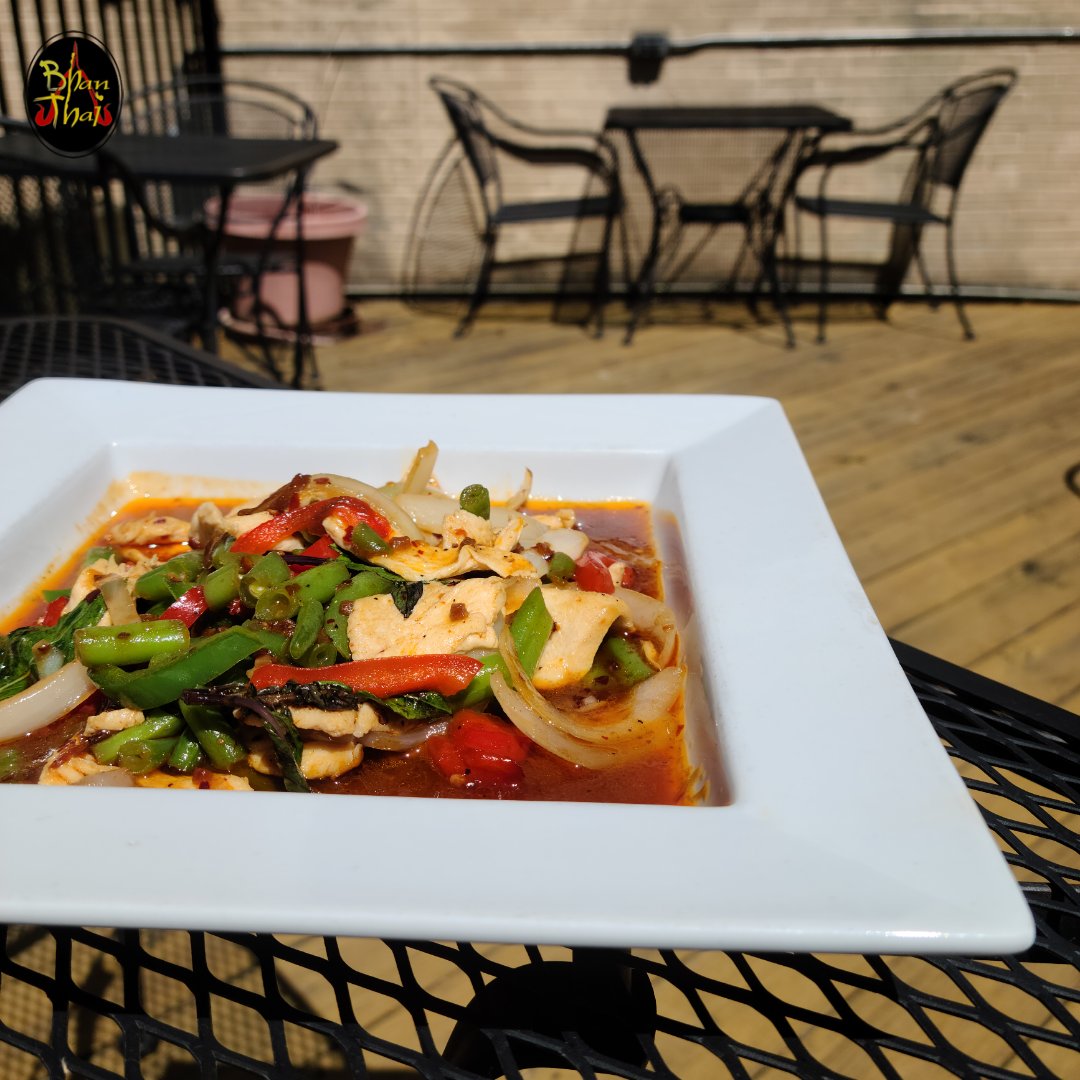 For those who love some heat, the Thai Spicy Basil is a must-try. Sautéed bell peppers, onions, and green beans in hot roasted pepper sauce with your choice of beef, chicken, vegetables, or tofu served with rice. #ThaiSpicyBasil #Hot 🔥🔥