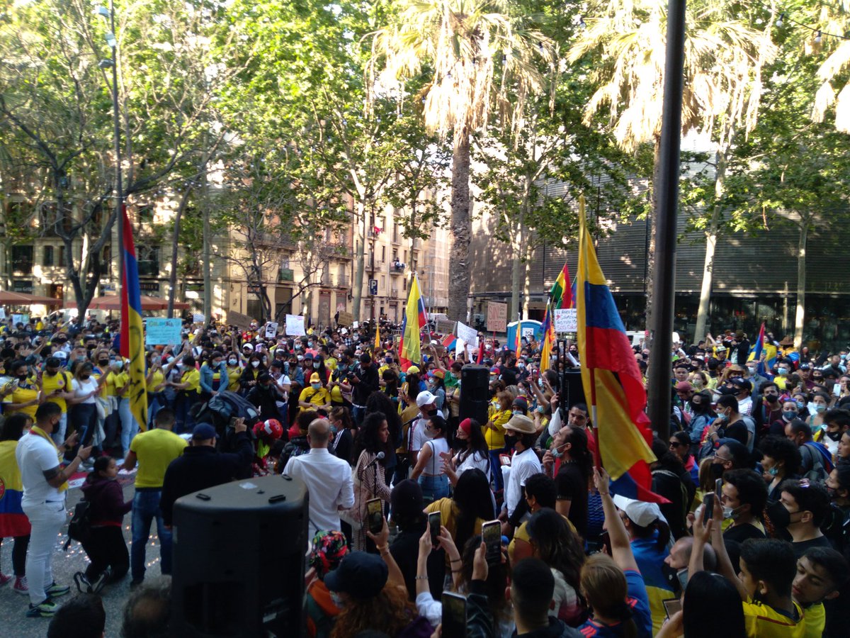 hijosbarcelona's tweet photo. Más de 2000 Mil personas nos manifestamos en la Rambla del Raval #Barcelona al grito del pueblo no se rinde. Exigimos que pare la brutal represión en #Colombia y pedimos a los medios internacionales que informen sobre las violaciones a los #DDHH 

#SOSColombiaNosEstanMatando https://t.co/simmXR1q59