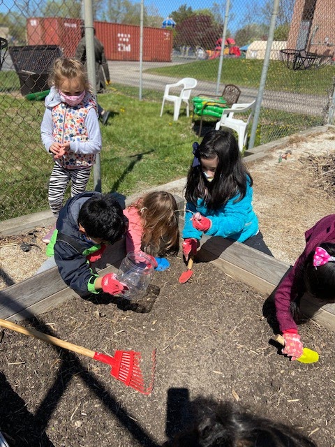 Sunny days mean time in the Hawthorne garden!  Project-Based Learning at its best!  #21Learns #BeeAwesome