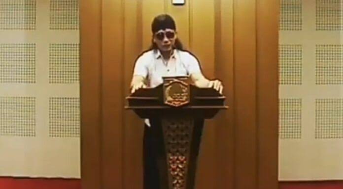 Ketika Rocky Gerung menyampaikan ceramah yg menggunakan diksi ejekan dan tendensi kebencian kepada pemerintah di Masjid, dipuji bahkan dijilati. Tapi giliran Gus Mitfah menyampaikan pidato kebangsaan di Gereja, malah dibully.

Begitulah kebungulan makhluk gurun.