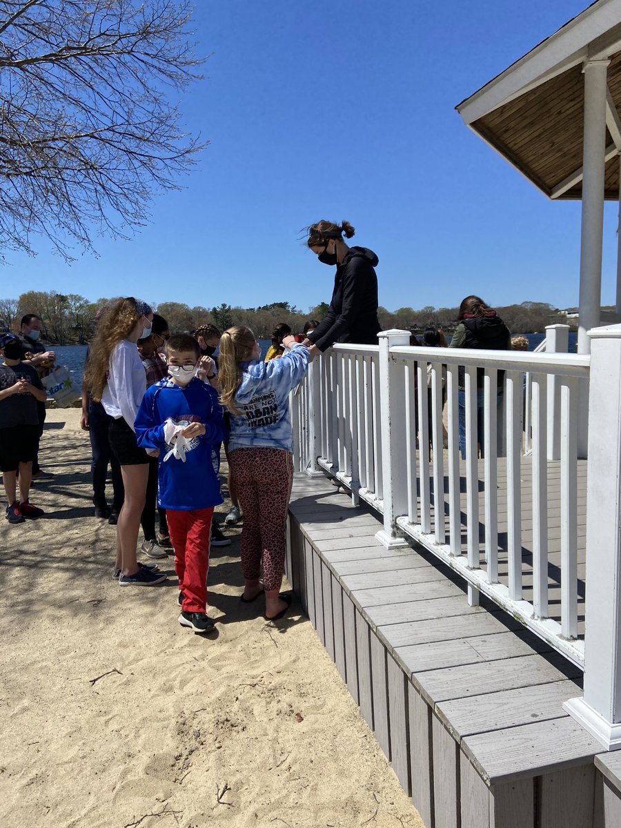 SMSBraintree's tweet photo. Shoutout to #SouthStudentCouncil who organized a Beach Clean Up last Saturday at #SunsetLake!
Two large bags of litter were collected and half a bag of recycling!
#MayDay2021 #EarthDay2021 (belated!) #PayItForward https://t.co/N4Ul5yQ9hC