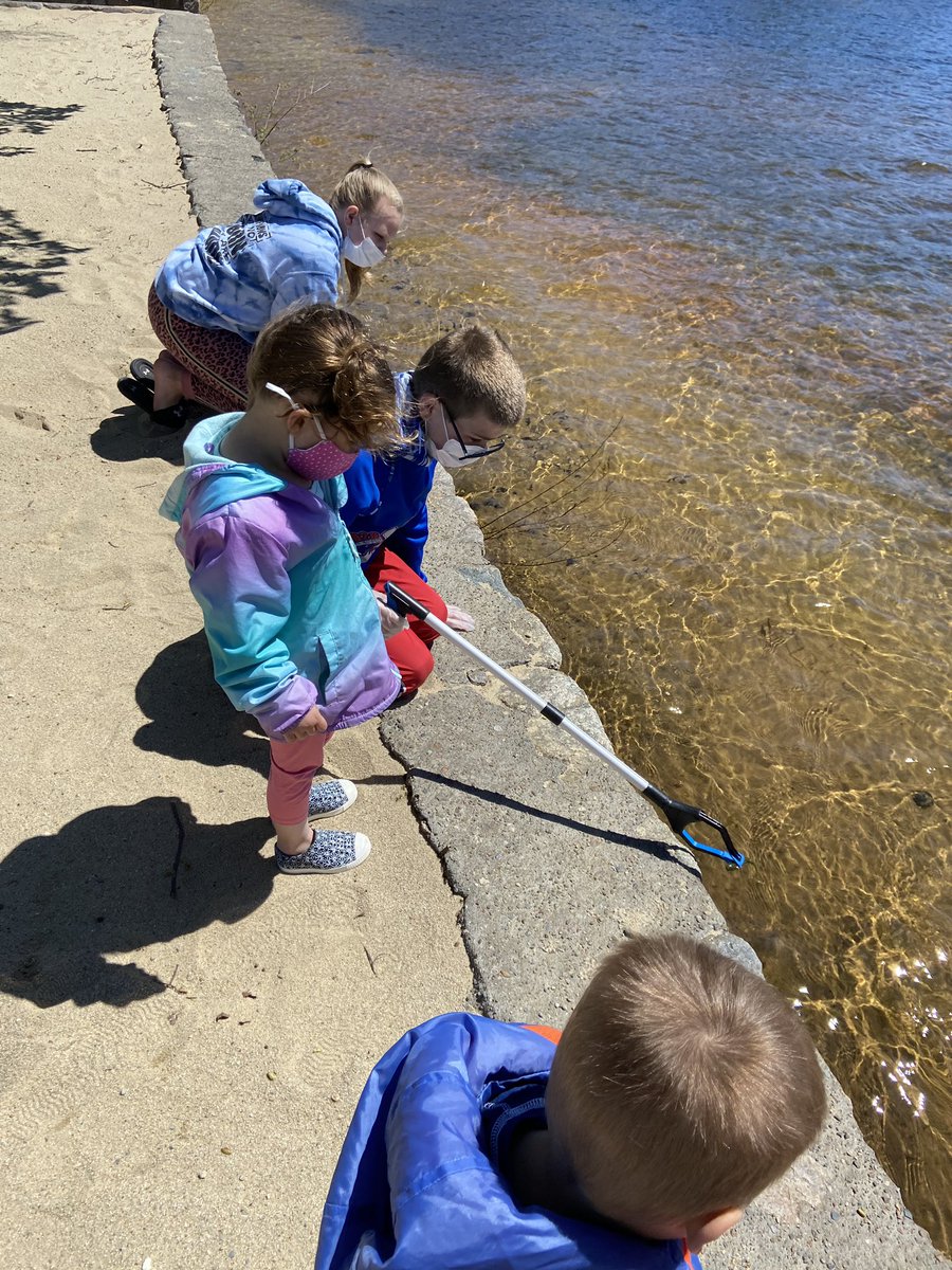 SMSBraintree's tweet photo. Shoutout to #SouthStudentCouncil who organized a Beach Clean Up last Saturday at #SunsetLake!
Two large bags of litter were collected and half a bag of recycling!
#MayDay2021 #EarthDay2021 (belated!) #PayItForward https://t.co/N4Ul5yQ9hC