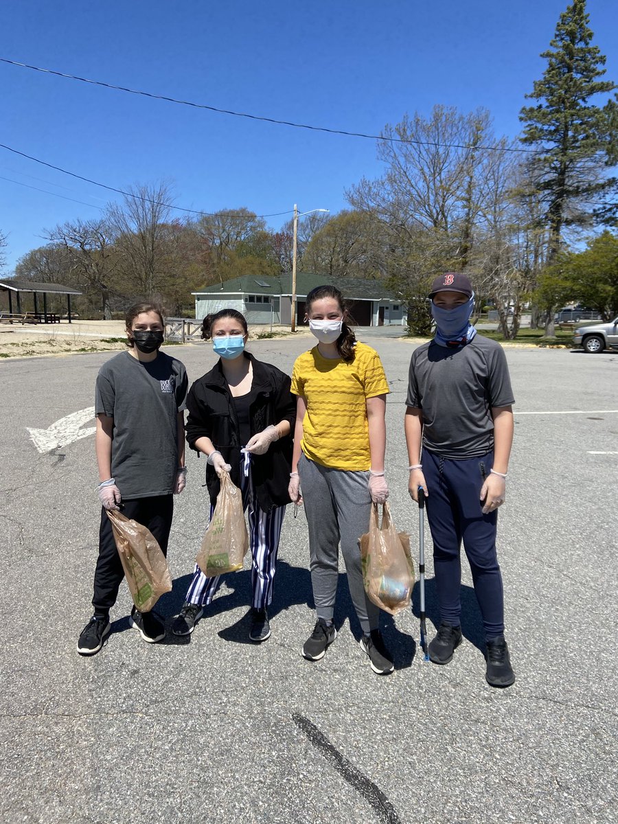 SMSBraintree's tweet photo. Shoutout to #SouthStudentCouncil who organized a Beach Clean Up last Saturday at #SunsetLake!
Two large bags of litter were collected and half a bag of recycling!
#MayDay2021 #EarthDay2021 (belated!) #PayItForward https://t.co/N4Ul5yQ9hC