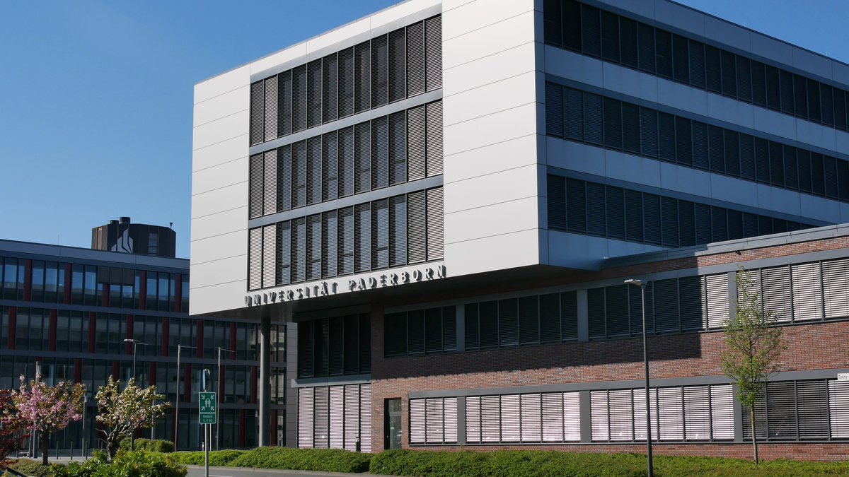 Top-Platzierungen im aktuellen #CHERanking: Die UPB erreicht Spitzenwerte in allen untersuchten Fächern. Im Bereich #Informatik zählt sie zu den besten 3 Einrichtungen bundesweit. Bestnoten vergeben die Studierenden auch für das Fach #Chemie ➡️ go.upb.de/CHERanking21