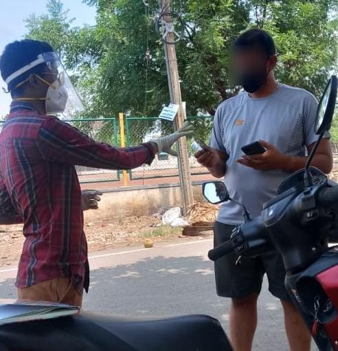 dcseLEAD's tweet photo. LEADer Vishwanath Hiremath from Bijapur is voluntering with health department & delivering the medicines provided by Government to the Corona Positive people. Each day, he delivers the medicines to 40 homes.
We appreciate his efforts.👏👏
#COVID19 #COVID19India #Help https://t.co/Tfe8EPyAW2