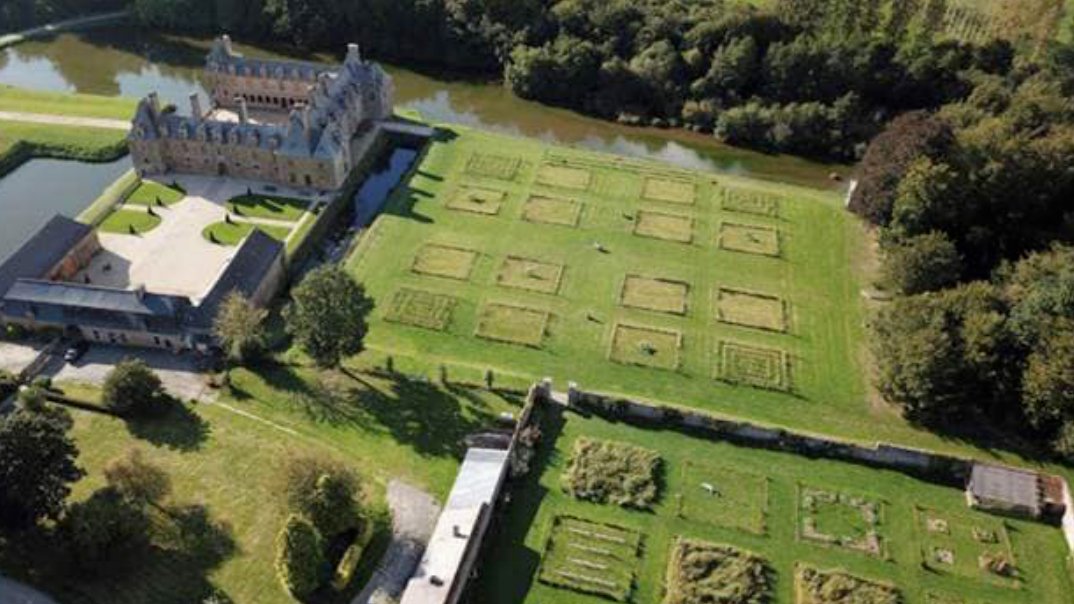 les_aedes's tweet photo. 3 bonnes raisons pour les #entreprises de soutenir le @RocherPortail en #Bretagne 
1⃣ Un projet qui valorise l'histoire et le territoire.
2⃣ Un projet écologique en équilibre entre tradition et nature.
3⃣ Un projet qui fait le lien dans la région.
👉https://t.co/NSqJ3PyGy0 https://t.co/jnZCQkiBXe