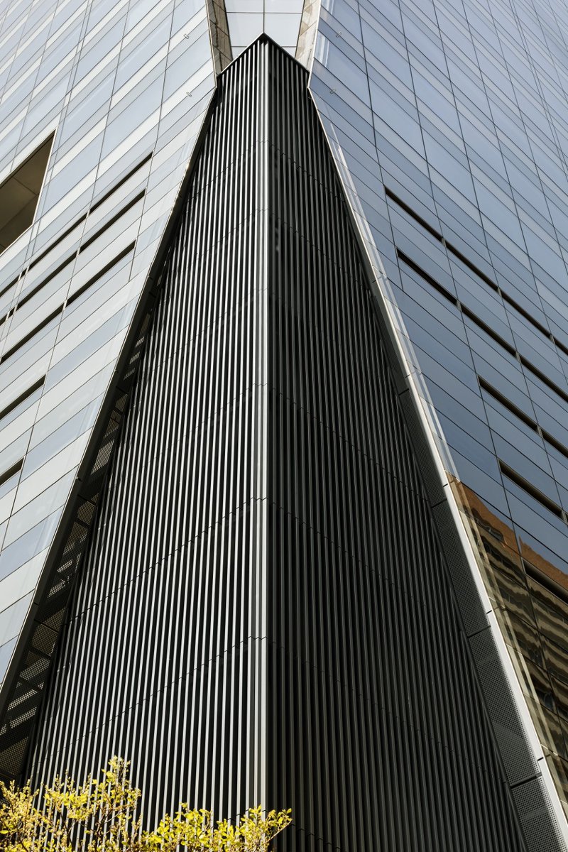 dhkarchitects's tweet photo. While #35LowerLong is fundamentally a solid building mass, the appearance of a dynamic, non-orthogonal sculpted mass was created via tapering or cranked façade planes: https://t.co/GZbWzxBJwW. #dhk #architecture #glassbuilding #officetower #capetownskyline https://t.co/Cbeh3aw20K