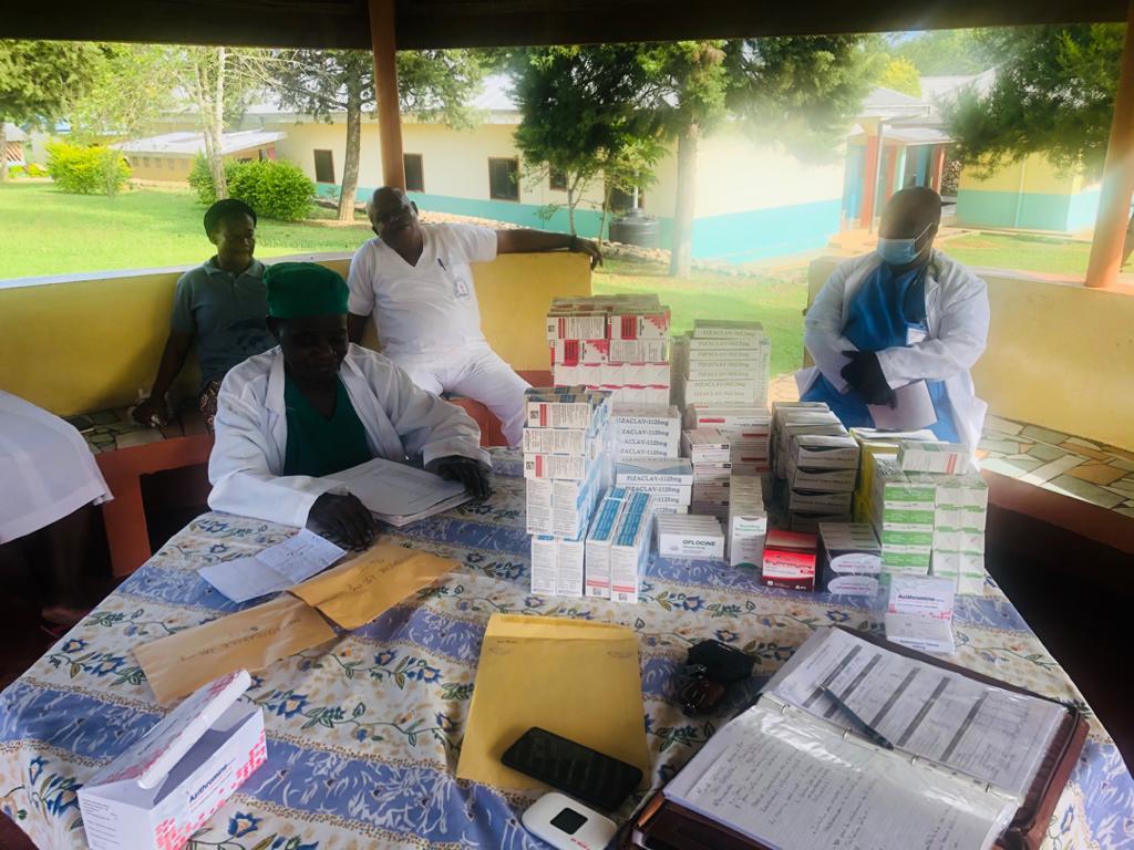Aslav_asso's tweet photo. Pour fournir les pharmacies des centres de santé partenaires, l’ASLAV organise 2 à 3 distributions de médicaments par an. 
#Congo#Congobrazzaville#Santé#PHI#aviationsansfrontiere https://t.co/lUDMTOtKQu
