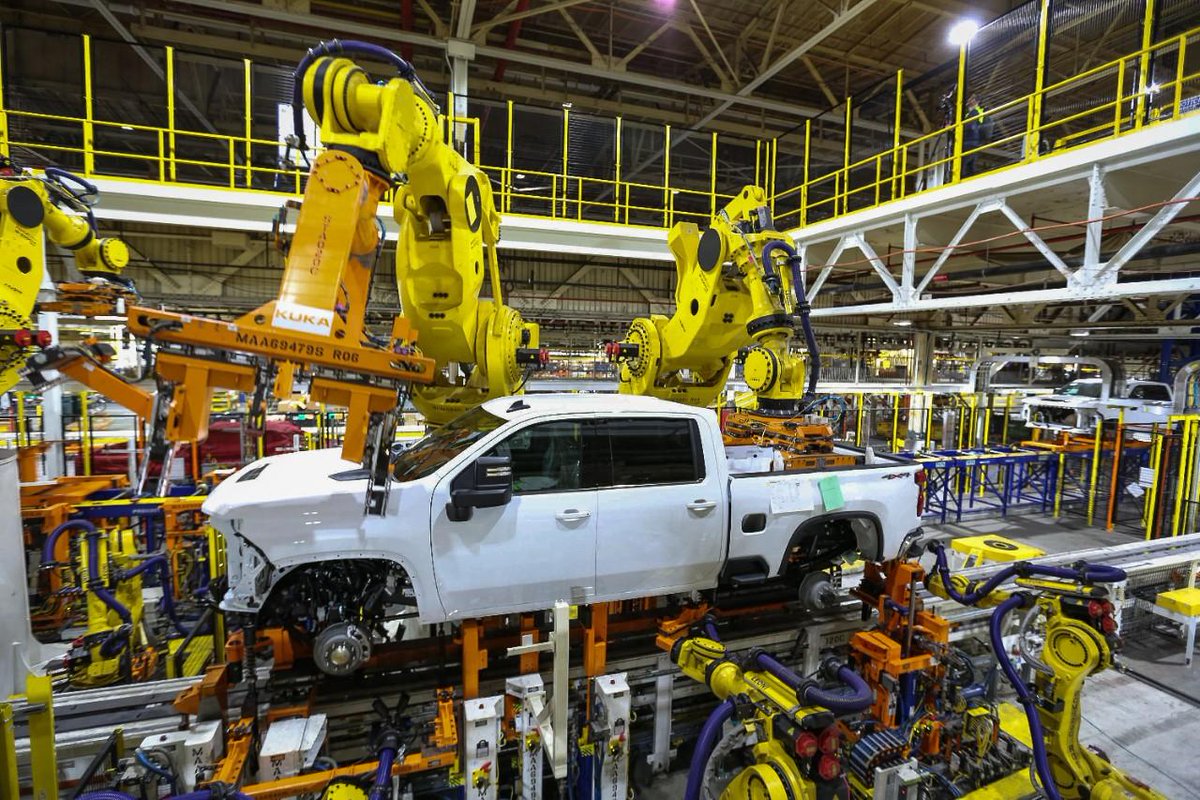 GMcanada's tweet photo. Great news! Working with our Governments &amp; @UniforTheUnion, we are accelerating the planned start of production of full-size trucks at Oshawa Assembly and we are hiring in Oshawa for a start of production in Q4. Learn more: https://t.co/TRb59qZw2x https://t.co/T0vf8UXxsh