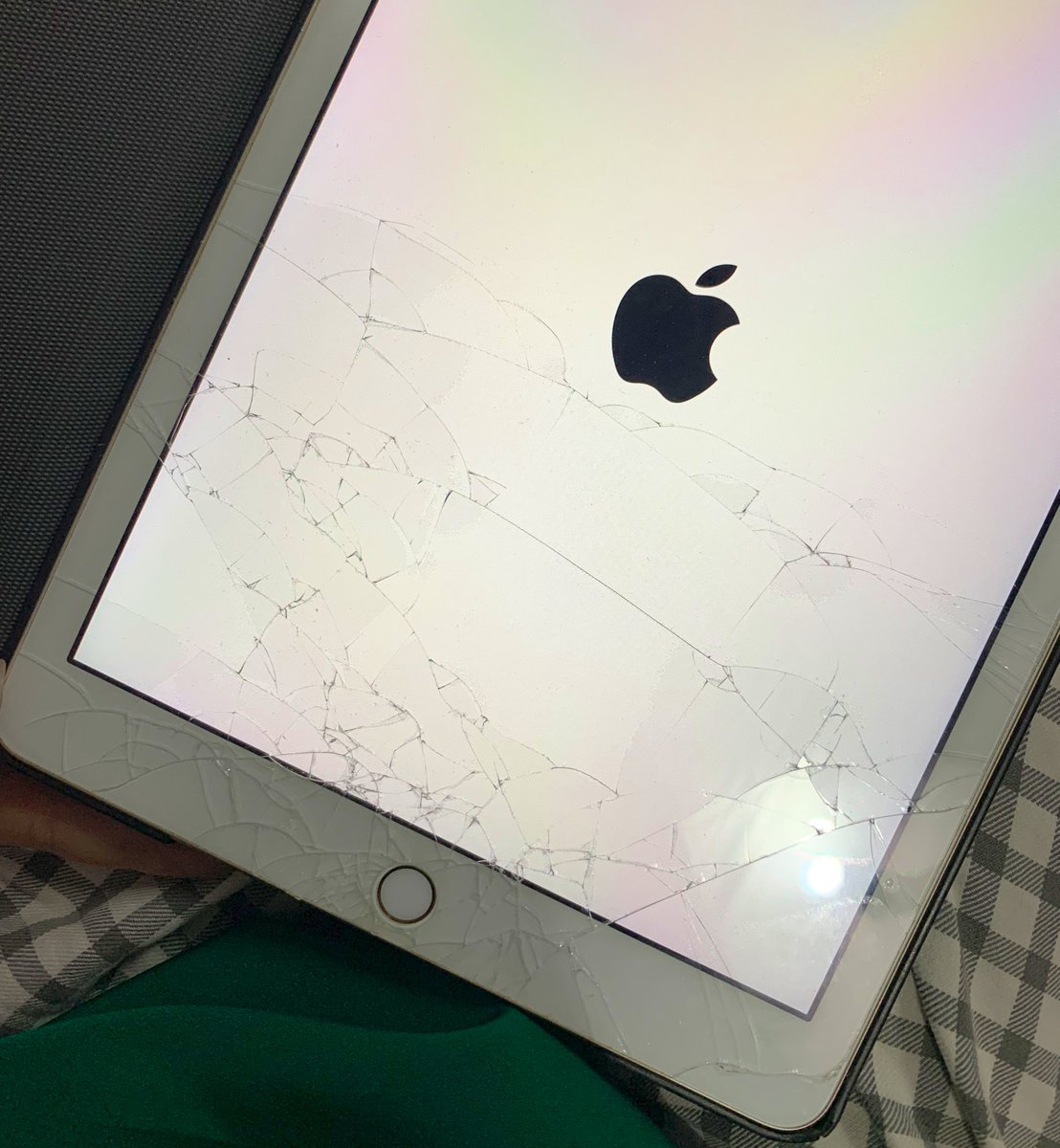 ลูกชายเดินหน้าจ๋อยมาหา นางบอก หนูจำได้แม่บอกถ้าพูดความจริงแม่จะไม่ตี หนูไม่เคยโดนตีเลย แต่ครั้งนี้ผิดมากไปถ้าแม่ตีหนูก็ยอมรับ อิแม่ งง ถามว่ามีอะไร นางส่งไอแพดให้ บอกหนูดึงตรงนี้มันเลยแตก ถามว่าแกะทำไม นางบอกไม่รู้ทำไมถึงแกะหนูผิดไปแล้วจริงๆ เอนดู กลัวก็กลัวแต่ก็ต้องสารภาพความผิด